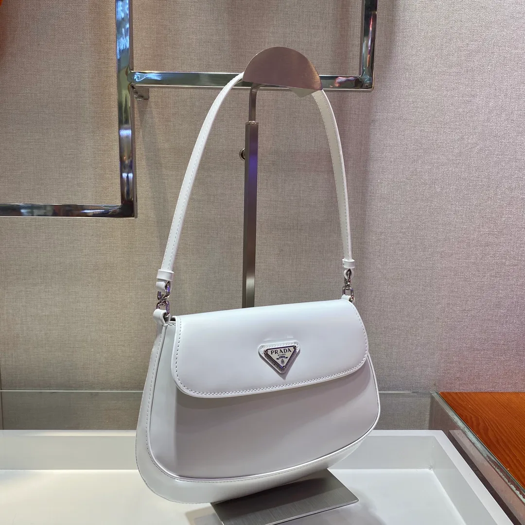 💰1120🎉New armpit bag🎉New second-hand armpit bag😘😘 This year's popular flip-top second-hand armpit bag has always been very popular. The whole leather is delicate and smooth. The special-shaped bag design is cool and fashionable. The capacity is sufficient. It is light and can be packed. It is perfect without being outdated. The retro feel concave shape is another popular style among Internet celebrities. 🙊🙊 Style number: 1BD311 Length 23x Height 18x Bottom 4cm