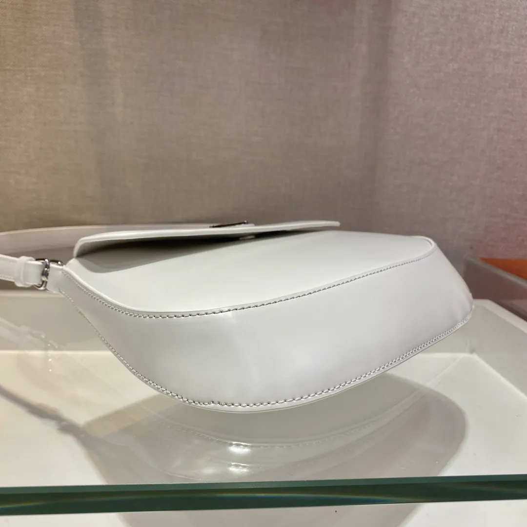 💰1120🎉New armpit bag🎉New second-hand armpit bag😘😘 This year's popular flip-top second-hand armpit bag has always been very popular. The whole leather is delicate and smooth. The special-shaped bag design is cool and fashionable. The capacity is sufficient. It is light and can be packed. It is perfect without being outdated. The retro feel concave shape is another popular style among Internet celebrities. 🙊🙊 Style number: 1BD311 Length 23x Height 18x Bottom 4cm