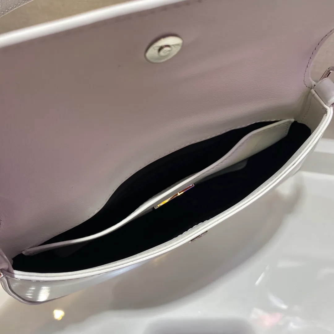 💰1120🎉New armpit bag🎉New second-hand armpit bag😘😘 This year's popular flip-top second-hand armpit bag has always been very popular. The whole leather is delicate and smooth. The special-shaped bag design is cool and fashionable. The capacity is sufficient. It is light and can be packed. It is perfect without being outdated. The retro feel concave shape is another popular style among Internet celebrities. 🙊🙊 Style number: 1BD311 Length 23x Height 18x Bottom 4cm