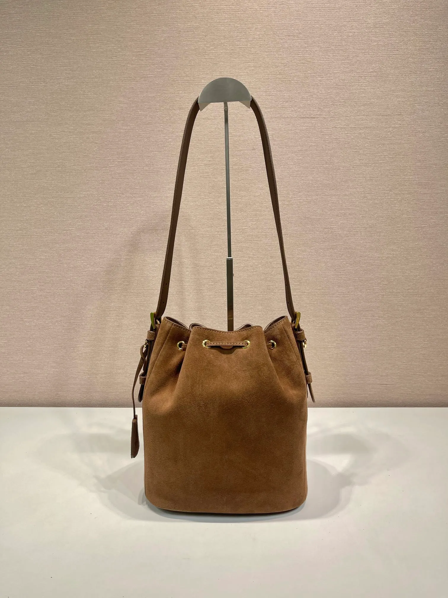 💰1400🎉New bucket bag🎉1BE079 suede leather🎉🎉 This flexible and easy-to-wear bucket bag has a minimalist design and is made of soft suede leather. The shoulder straps are adjustable, and the front panel is designed with 2 tassels. It has a large capacity space, and the upper body effect is fashionable. It is a must-have in winter and is worth owning👏👏👏 Length 25x Height 22x Bottom 13cm🎉🎉🎉👏👏👏