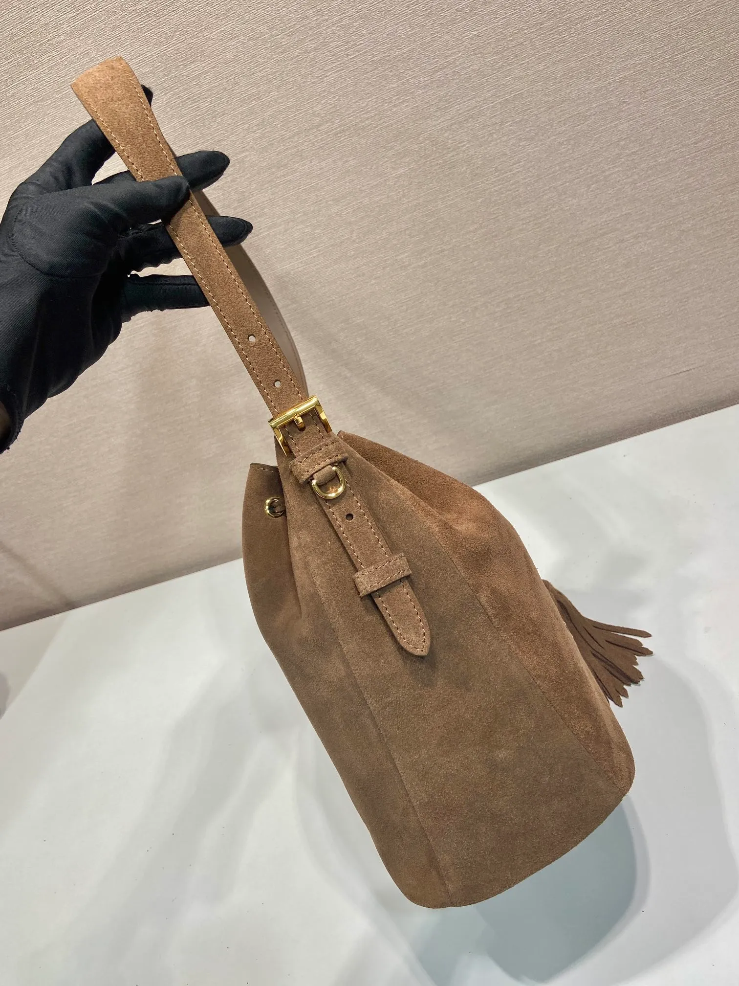 💰1400🎉New bucket bag🎉1BE079 suede leather🎉🎉 This flexible and easy-to-wear bucket bag has a minimalist design and is made of soft suede leather. The shoulder straps are adjustable, and the front panel is designed with 2 tassels. It has a large capacity space, and the upper body effect is fashionable. It is a must-have in winter and is worth owning👏👏👏 Length 25x Height 22x Bottom 13cm🎉🎉🎉👏👏👏