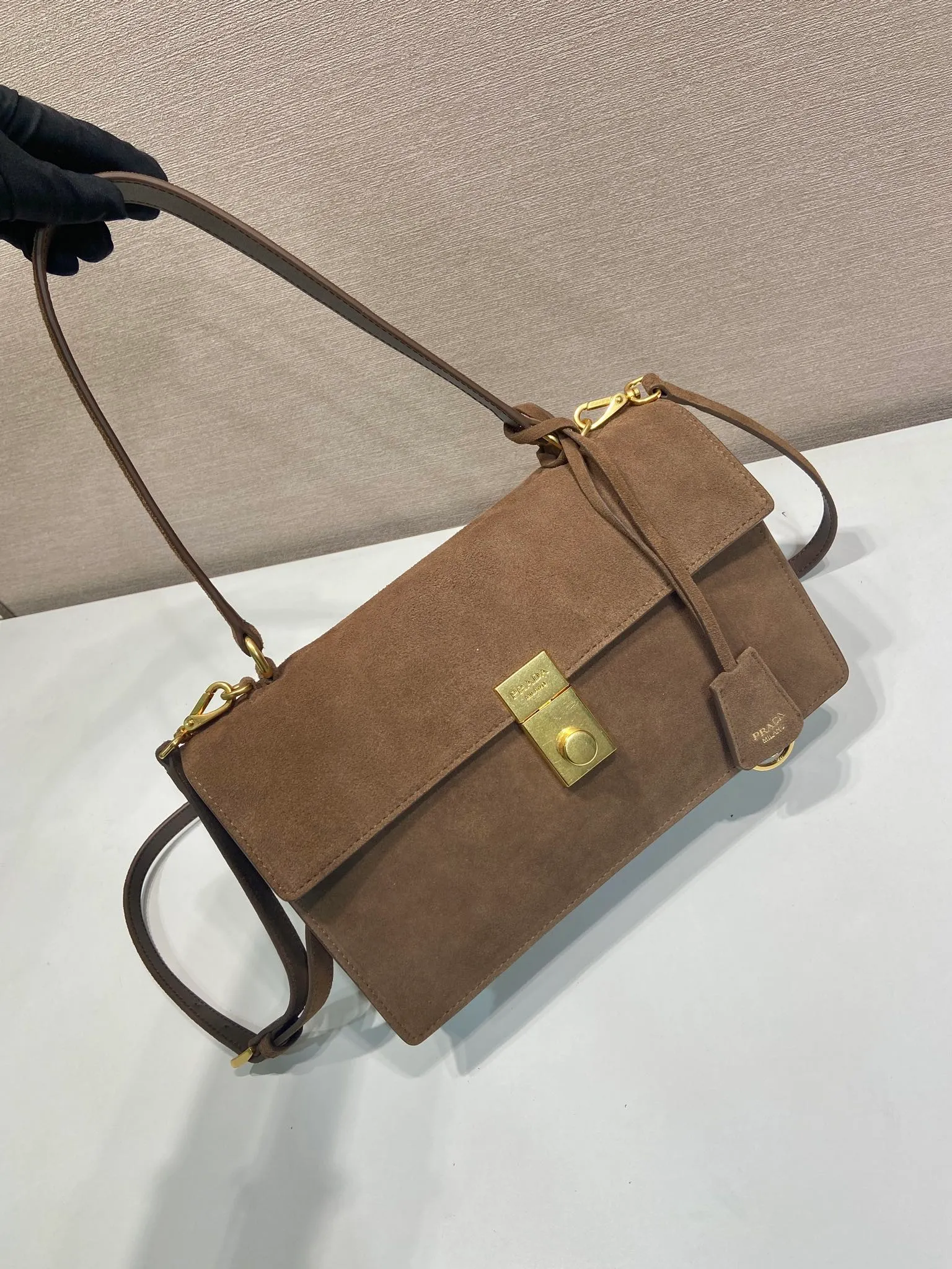 💰1500🎉New catwalk model🎉1BN023 suede leather🎉🎉 This new Soft Sound handbag is made of imported suede leather and soft sheepskin interior. It has ample space, is chic and versatile. Equipped with a detachable long shoulder strap and two compartments, it can be carried by hand or on the shoulder. 😘Shows diverse and fashionable styles. The upper body effect is so classy, ​​I love it😘, it’s another popular model for internet celebrities, babies, hurry up and get it🎉🎉 Length 28x Height 16x Bottom 10cm🎉🎉🎉👏👏👏