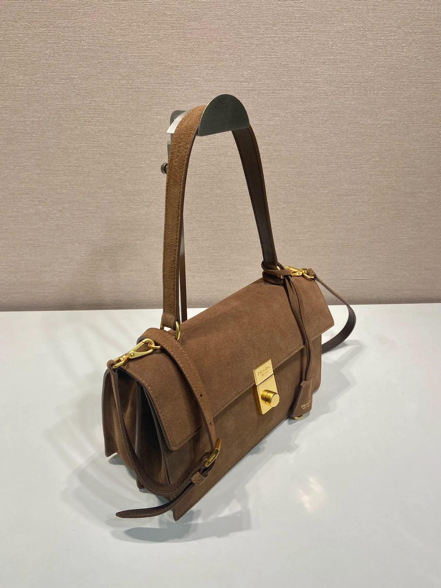 💰1500🎉New catwalk model🎉1BN023 suede leather🎉🎉 This new Soft Sound handbag is made of imported suede leather and soft sheepskin interior. It has ample space, is chic and versatile. Equipped with a detachable long shoulder strap and two compartments, it can be carried by hand or on the shoulder. 😘Shows diverse and fashionable styles. The upper body effect is so classy, ​​I love it😘, it’s another popular model for internet celebrities, babies, hurry up and get it🎉🎉 Length 28x Height 16x Bottom 10cm🎉🎉🎉👏👏👏