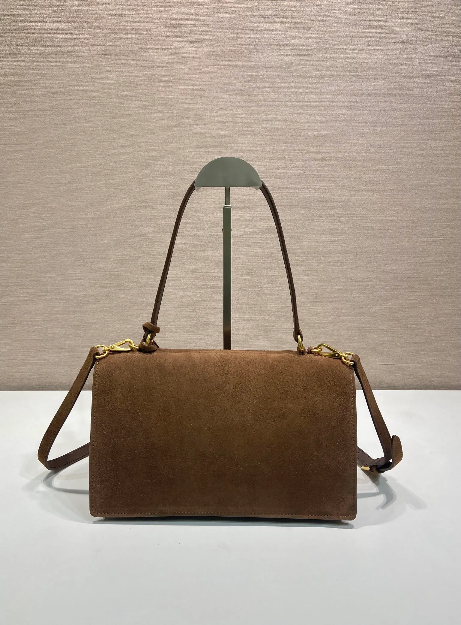 💰1500🎉New catwalk model🎉1BN023 suede leather🎉🎉 This new Soft Sound handbag is made of imported suede leather and soft sheepskin interior. It has ample space, is chic and versatile. Equipped with a detachable long shoulder strap and two compartments, it can be carried by hand or on the shoulder. 😘Shows diverse and fashionable styles. The upper body effect is so classy, ​​I love it😘, it’s another popular model for internet celebrities, babies, hurry up and get it🎉🎉 Length 28x Height 16x Bottom 10cm🎉🎉🎉👏👏👏