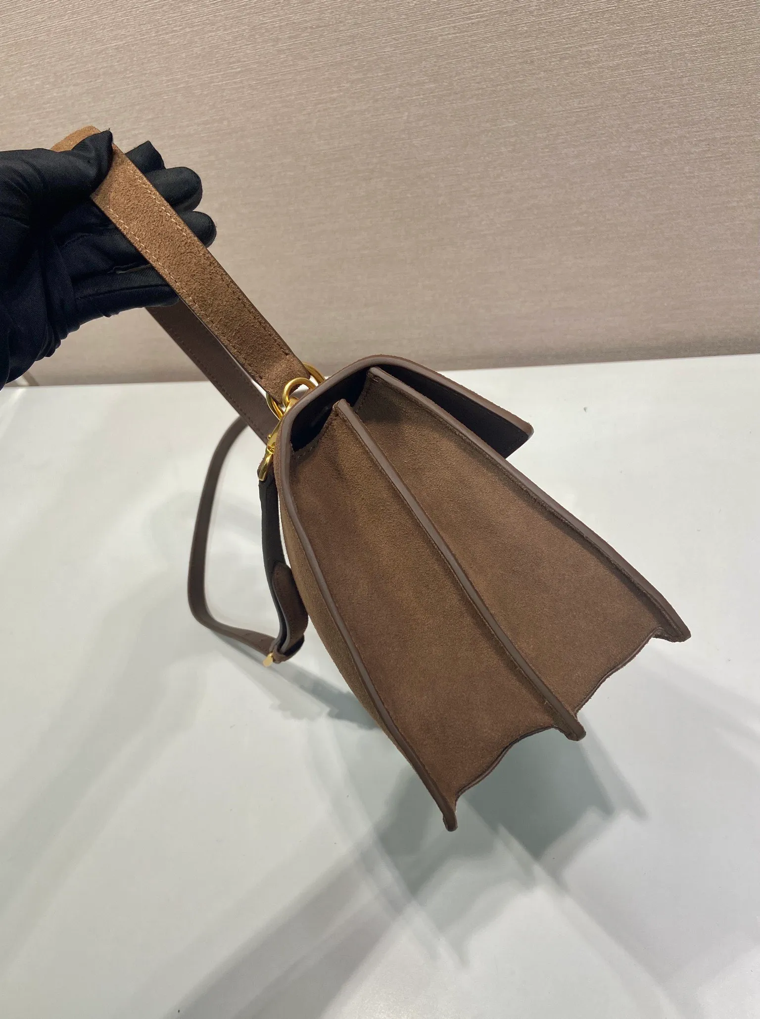 💰1500🎉New catwalk model🎉1BN023 suede leather🎉🎉 This new Soft Sound handbag is made of imported suede leather and soft sheepskin interior. It has ample space, is chic and versatile. Equipped with a detachable long shoulder strap and two compartments, it can be carried by hand or on the shoulder. 😘Shows diverse and fashionable styles. The upper body effect is so classy, ​​I love it😘, it’s another popular model for internet celebrities, babies, hurry up and get it🎉🎉 Length 28x Height 16x Bottom 10cm🎉🎉🎉👏👏👏