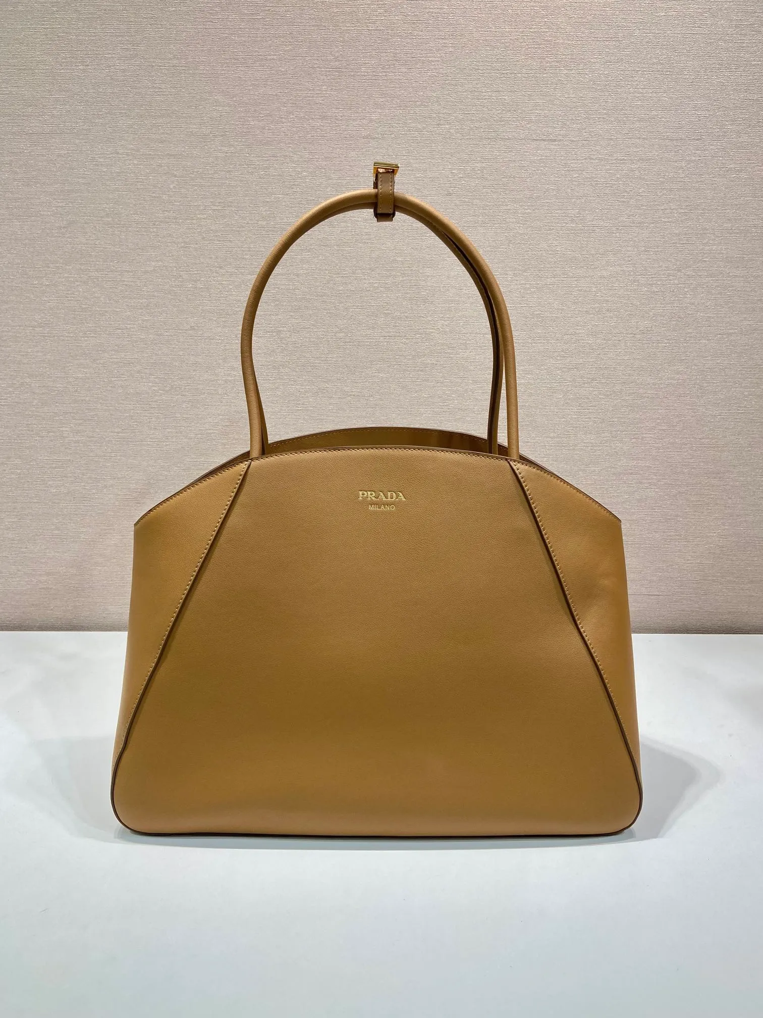 💰1840🎉New style🎉1BG510 Tote Bag🎉🎉 This extra-large leather tote bag has an elegant and smooth shape. It is made of imported calfskin and has a large opening design for easy access to items. Minimalist design with simple yet exquisite details, the handbag is embellished with shiny metal ornaments and exquisite classic letter logo, sublimating the simple and elegant design. Large capacity, simple and practical for babies. Get it now. Worth owning🎉🎉 Length 40x Height 30x Bottom 17cm🎉🎉🎉👏👏👏