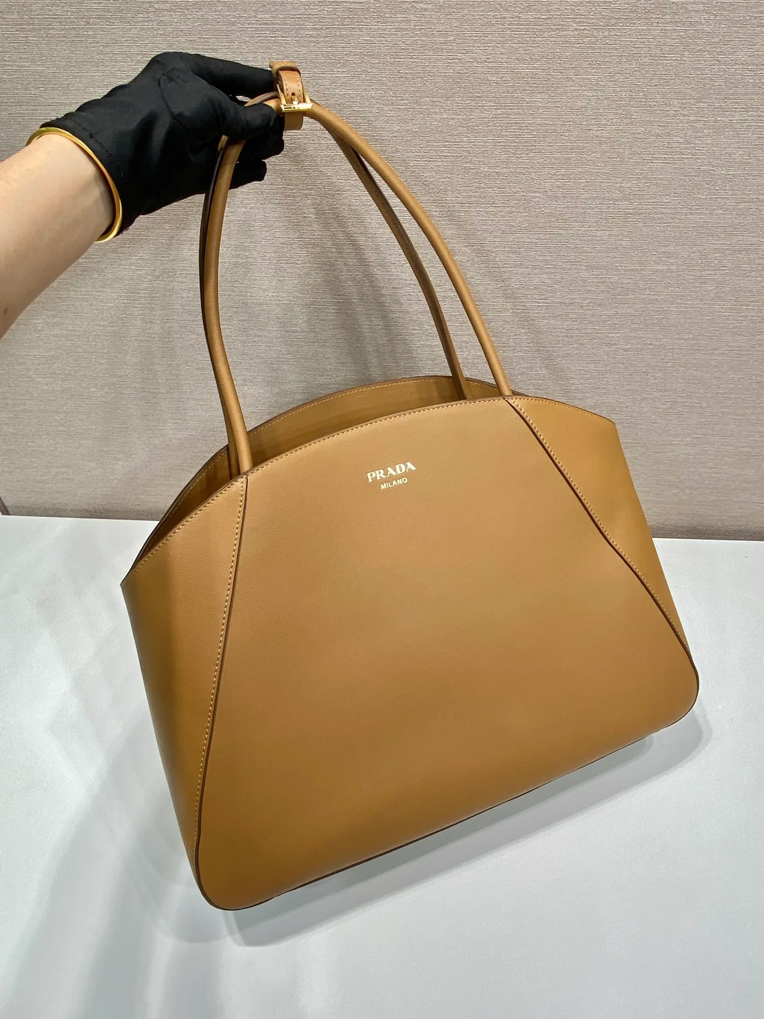 💰1840🎉New style🎉1BG510 Tote Bag🎉🎉 This extra-large leather tote bag has an elegant and smooth shape. It is made of imported calfskin and has a large opening design for easy access to items. Minimalist design with simple yet exquisite details, the handbag is embellished with shiny metal ornaments and exquisite classic letter logo, sublimating the simple and elegant design. Large capacity, simple and practical for babies. Get it now. Worth owning🎉🎉 Length 40x Height 30x Bottom 17cm🎉🎉🎉👏👏👏