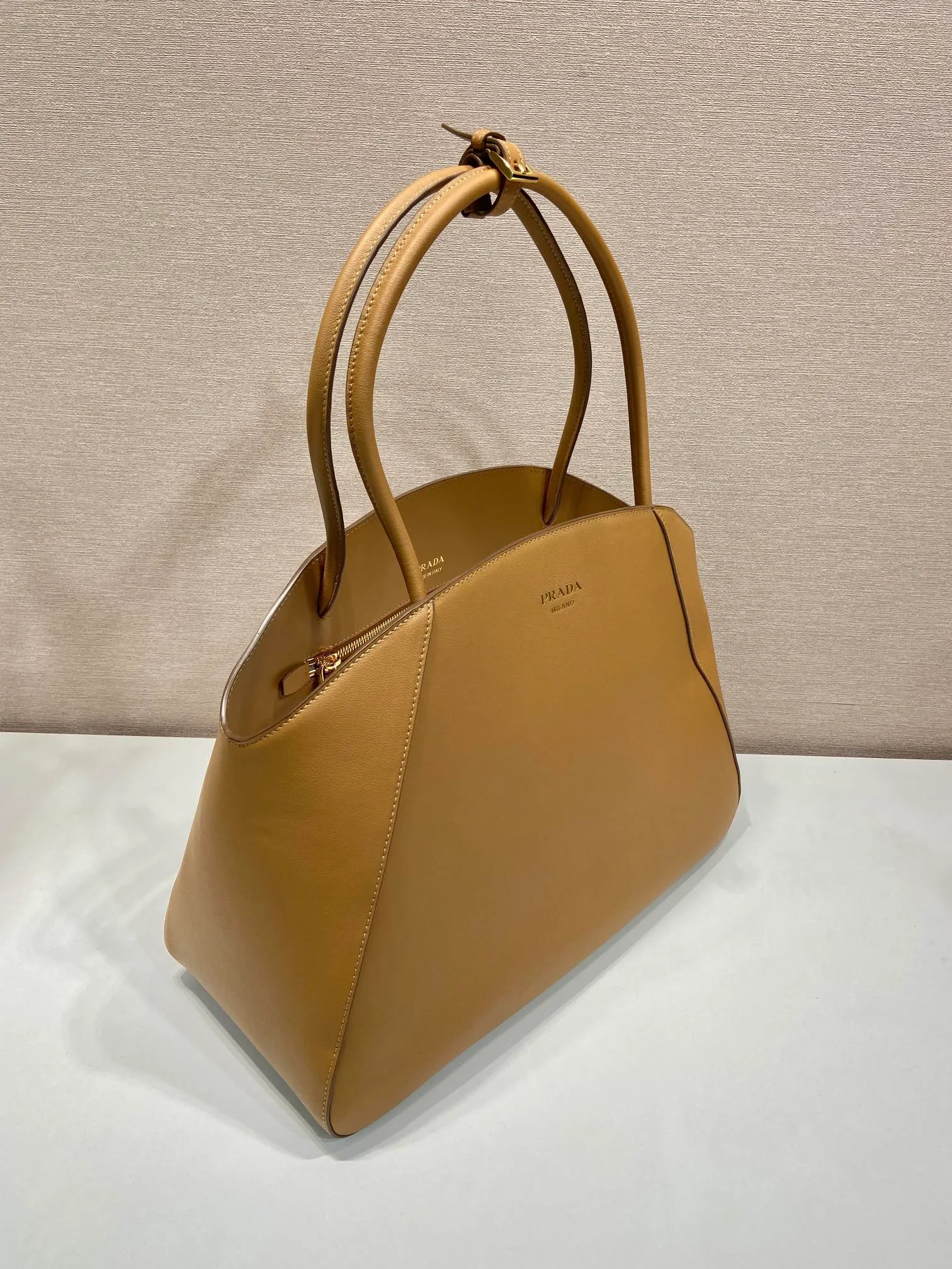 💰1840🎉New style🎉1BG510 Tote Bag🎉🎉 This extra-large leather tote bag has an elegant and smooth shape. It is made of imported calfskin and has a large opening design for easy access to items. Minimalist design with simple yet exquisite details, the handbag is embellished with shiny metal ornaments and exquisite classic letter logo, sublimating the simple and elegant design. Large capacity, simple and practical for babies. Get it now. Worth owning🎉🎉 Length 40x Height 30x Bottom 17cm🎉🎉🎉👏👏👏