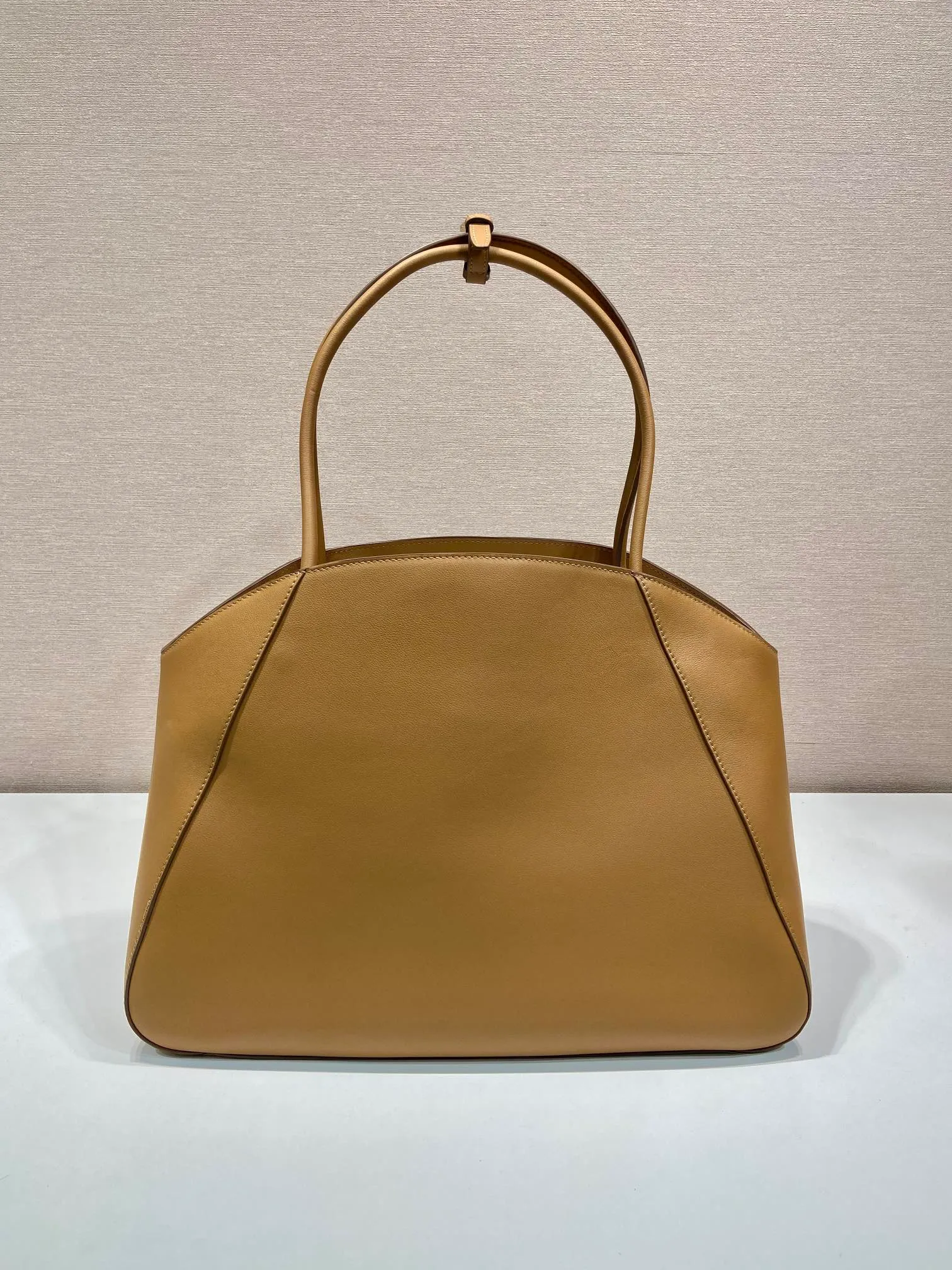 💰1840🎉New style🎉1BG510 Tote Bag🎉🎉 This extra-large leather tote bag has an elegant and smooth shape. It is made of imported calfskin and has a large opening design for easy access to items. Minimalist design with simple yet exquisite details, the handbag is embellished with shiny metal ornaments and exquisite classic letter logo, sublimating the simple and elegant design. Large capacity, simple and practical for babies. Get it now. Worth owning🎉🎉 Length 40x Height 30x Bottom 17cm🎉🎉🎉👏👏👏