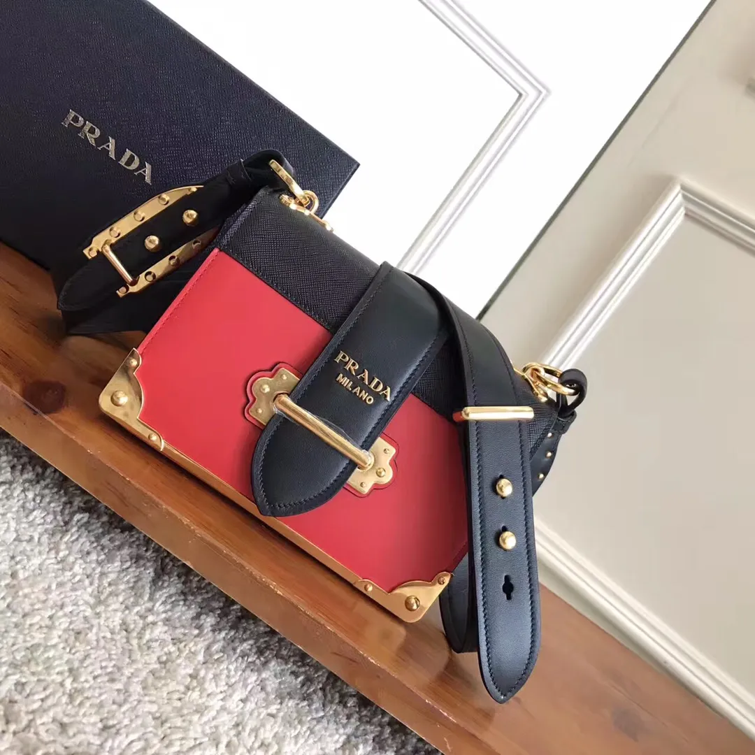 💰1800, P's latest women's bag 1BD045, red has arrived, top quality, synchronized with counters, made of imported calfskin ➕ cross pattern ➕ inner sheepskin, top hardware. Lots of compartments, fashionable + casual + lightweight, a favorite among ladies, length 19cm and height 14cmX9cm