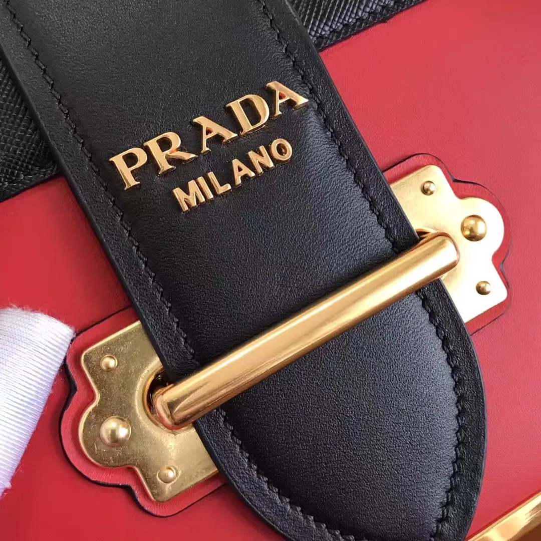 💰1800, P's latest women's bag 1BD045, red has arrived, top quality, synchronized with counters, made of imported calfskin ➕ cross pattern ➕ inner sheepskin, top hardware. Lots of compartments, fashionable + casual + lightweight, a favorite among ladies, length 19cm and height 14cmX9cm