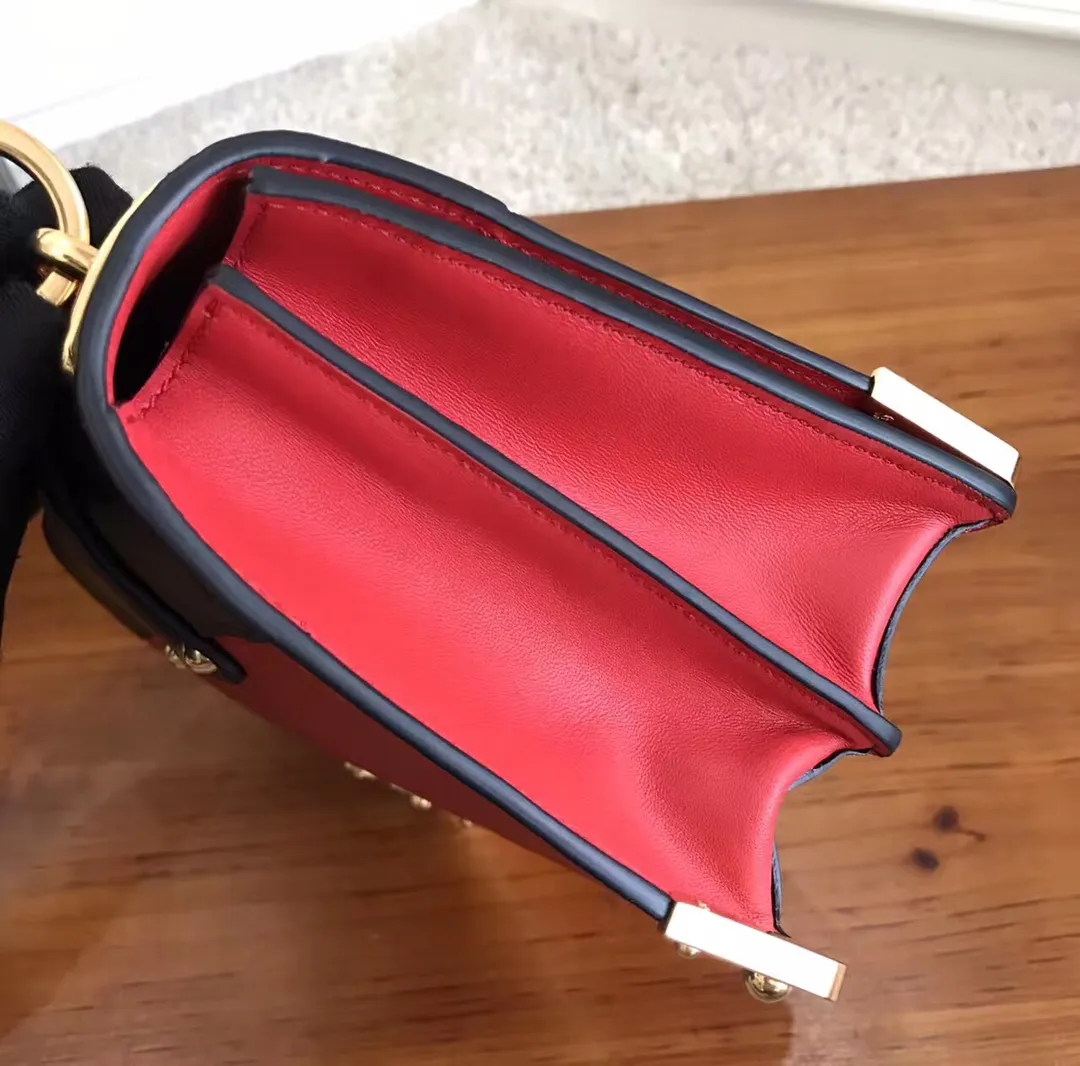 💰1800, P's latest women's bag 1BD045, red has arrived, top quality, synchronized with counters, made of imported calfskin ➕ cross pattern ➕ inner sheepskin, top hardware. Lots of compartments, fashionable + casual + lightweight, a favorite among ladies, length 19cm and height 14cmX9cm