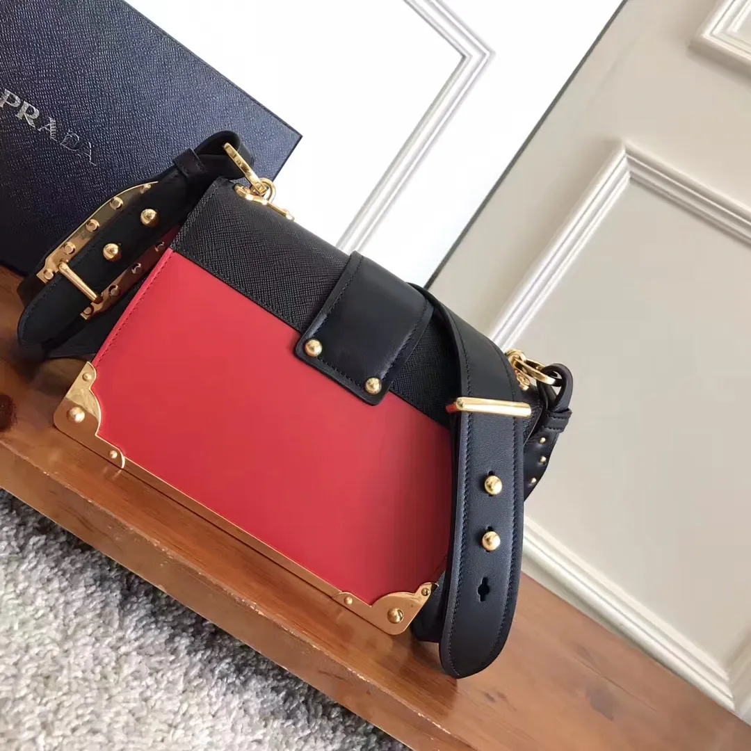💰1800, P's latest women's bag 1BD045, red has arrived, top quality, synchronized with counters, made of imported calfskin ➕ cross pattern ➕ inner sheepskin, top hardware. Lots of compartments, fashionable + casual + lightweight, a favorite among ladies, length 19cm and height 14cmX9cm