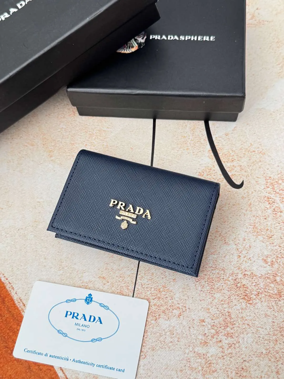 💰120💰PRADA’s popular men’s card holder counter new style, official website synchronization, genuine development, model 2MC122#. Color/Blue As shown in the picture, real shot 💋Cross-grain cowhide texture is excellent, threaded lining, hardware accessories! Exquisite wiring, even and neat lines, smooth oil edges, size: 11cm long, 6.5cm high