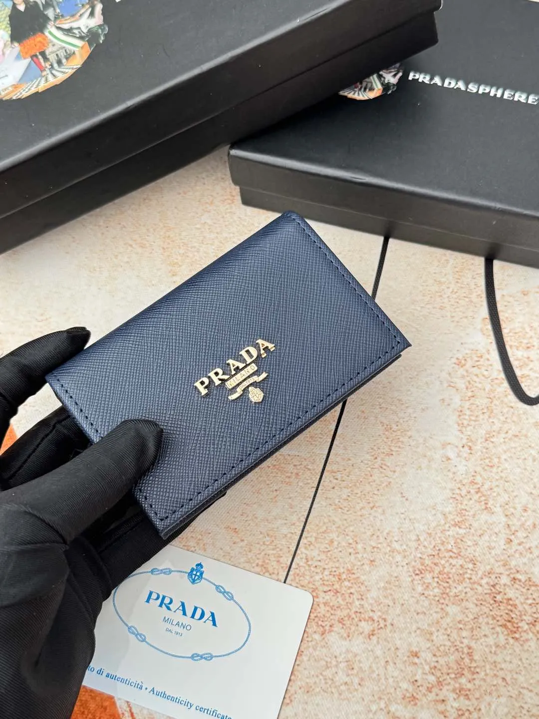 💰120💰PRADA’s popular men’s card holder counter new style, official website synchronization, genuine development, model 2MC122#. Color/Blue As shown in the picture, real shot 💋Cross-grain cowhide texture is excellent, threaded lining, hardware accessories! Exquisite wiring, even and neat lines, smooth oil edges, size: 11cm long, 6.5cm high