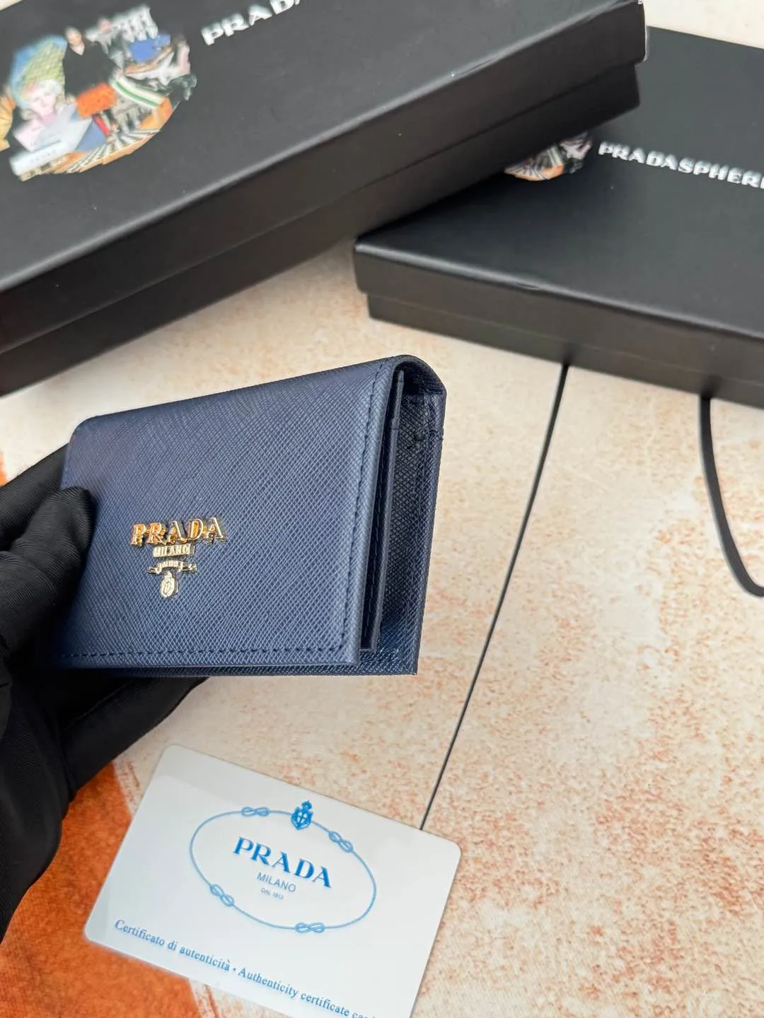 💰120💰PRADA’s popular men’s card holder counter new style, official website synchronization, genuine development, model 2MC122#. Color/Blue As shown in the picture, real shot 💋Cross-grain cowhide texture is excellent, threaded lining, hardware accessories! Exquisite wiring, even and neat lines, smooth oil edges, size: 11cm long, 6.5cm high