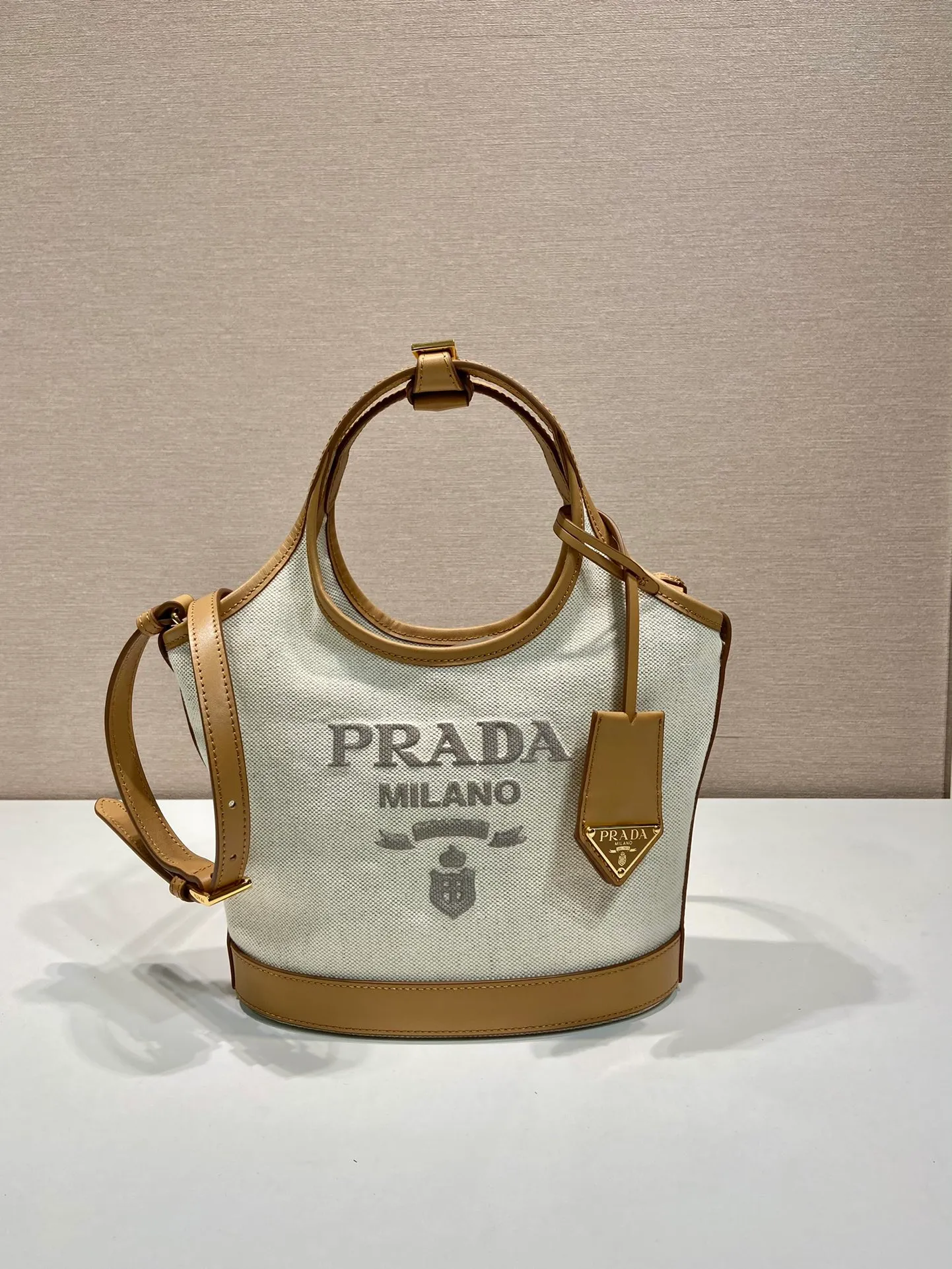 💰1160🎉New Tote Bag🎉1BG074 Small🎉🎉 This tote bag is made of linen blended fabric, showing a fashionable volume and exquisite geometric shape. It is embellished with an embossed letter logo on the front (it has a three-dimensional feel). It is casual and versatile, with ample capacity. It is embellished with contrasting calfskin leather details, adding a touch of elegance and charm. Detachable keychain, hurry up and get it, it is another popular style that will never go out of style🎉🎉 Length 21x Height 18x ​​Base 9cm🎉🎉🎉👏👏👏