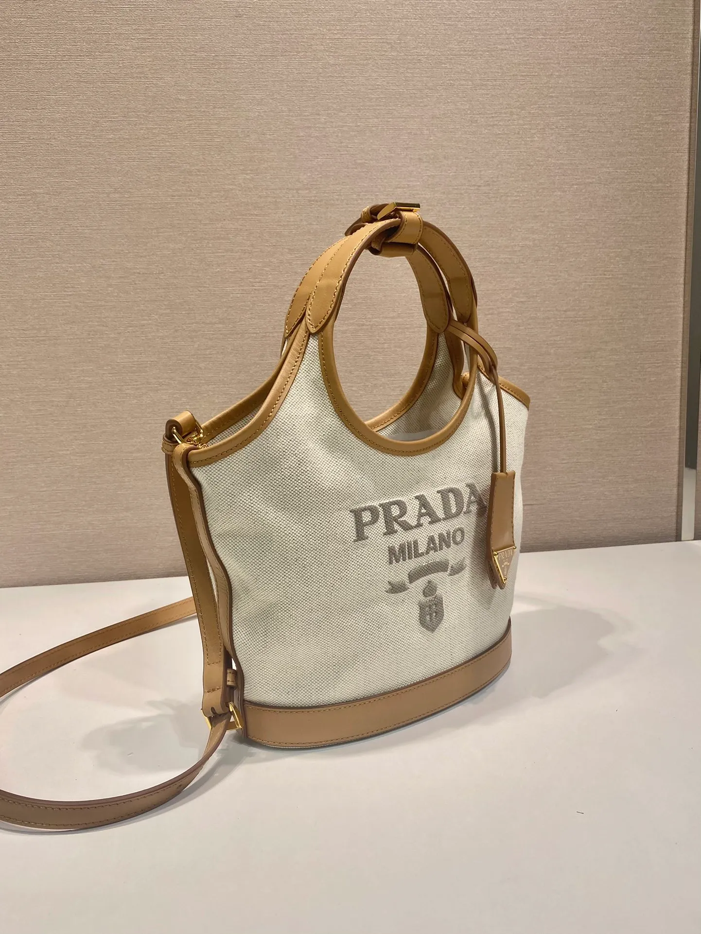 💰1160🎉New Tote Bag🎉1BG074 Small🎉🎉 This tote bag is made of linen blended fabric, showing a fashionable volume and exquisite geometric shape. It is embellished with an embossed letter logo on the front (it has a three-dimensional feel). It is casual and versatile, with ample capacity. It is embellished with contrasting calfskin leather details, adding a touch of elegance and charm. Detachable keychain, hurry up and get it, it is another popular style that will never go out of style🎉🎉 Length 21x Height 18x ​​Base 9cm🎉🎉🎉👏👏👏