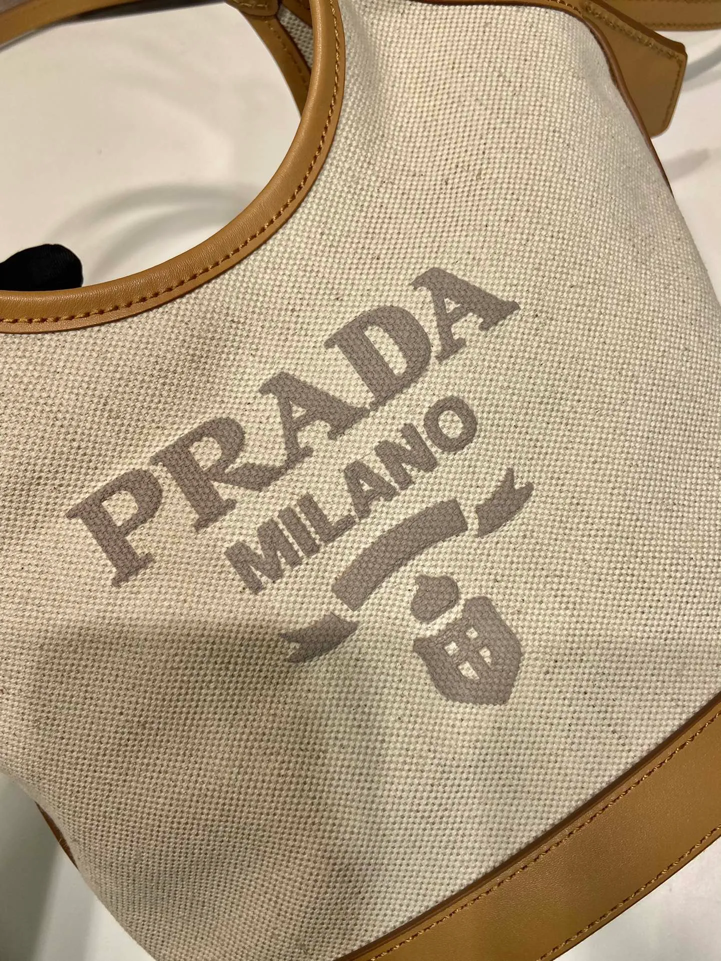 💰1160🎉New Tote Bag🎉1BG074 Small🎉🎉 This tote bag is made of linen blended fabric, showing a fashionable volume and exquisite geometric shape. It is embellished with an embossed letter logo on the front (it has a three-dimensional feel). It is casual and versatile, with ample capacity. It is embellished with contrasting calfskin leather details, adding a touch of elegance and charm. Detachable keychain, hurry up and get it, it is another popular style that will never go out of style🎉🎉 Length 21x Height 18x ​​Base 9cm🎉🎉🎉👏👏👏
