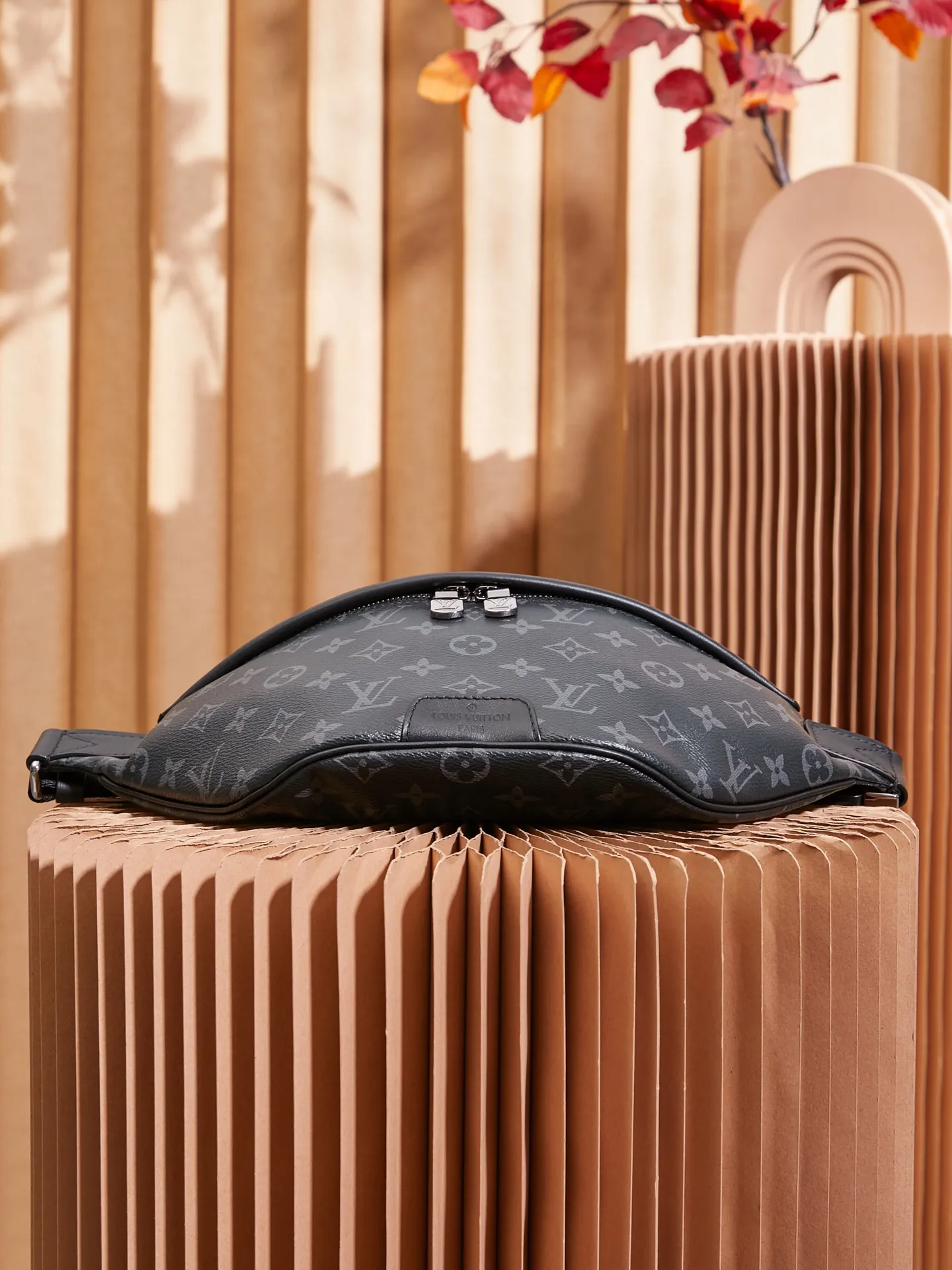 P¥760👉nfc163C01 dynamic chip version👈 [Top-grade inspection-free all-steel hardware] This Discovery waist bag is made of Monogram Eclipse canvas, combining casual fashion and modern functionality. The shape is ergonomic and equipped with an adjustable strap, which can be worn around the waist, carried on the shoulder or hung casually on the chest. Zippered pockets on the front and back provide easy access to your phone, cards and keys. Monogram Eclipse coated canvas - cow leather trim - fabric lining - metal hardware - zipper closure - adjustable belt - front outer pocket - rear outer patch pocket - shoulder strap: non-detachable, adjustable! ! Model: M46035; Size: 44x15x9CM