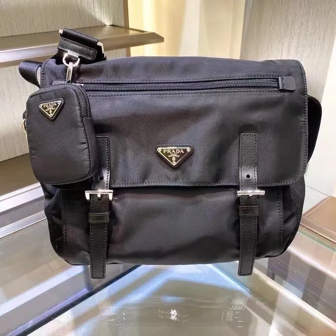 p600¥🎉Upgraded messenger bag🎉1BD671🎉🎉This messenger bag is embellished with Saffiano leather details. Decorated with a logo and steel hardware triangular logo elements, it is equipped with an adjustable fabric shoulder strap and a detachable small bag on the shoulder strap. I love it so much😘😘The capacity is very large and the upper body effect is great. Get it now👏👏Another popular style that will never go out of style🎉🎉Length 30x Height 25x Bottom 12cm🎉🎉🎉