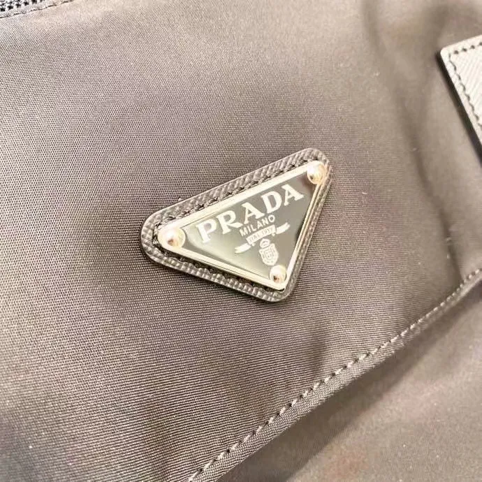 p600¥🎉Upgraded messenger bag🎉1BD671🎉🎉This messenger bag is embellished with Saffiano leather details. Decorated with a logo and steel hardware triangular logo elements, it is equipped with an adjustable fabric shoulder strap and a detachable small bag on the shoulder strap. I love it so much😘😘The capacity is very large and the upper body effect is great. Get it now👏👏Another popular style that will never go out of style🎉🎉Length 30x Height 25x Bottom 12cm🎉🎉🎉