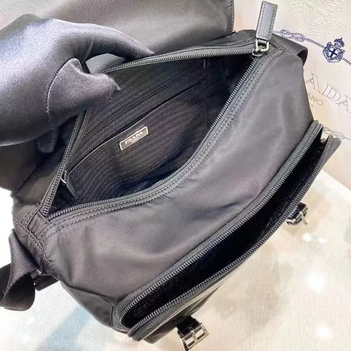 p600¥🎉Upgraded messenger bag🎉1BD671🎉🎉This messenger bag is embellished with Saffiano leather details. Decorated with a logo and steel hardware triangular logo elements, it is equipped with an adjustable fabric shoulder strap and a detachable small bag on the shoulder strap. I love it so much😘😘The capacity is very large and the upper body effect is great. Get it now👏👏Another popular style that will never go out of style🎉🎉Length 30x Height 25x Bottom 12cm🎉🎉🎉
