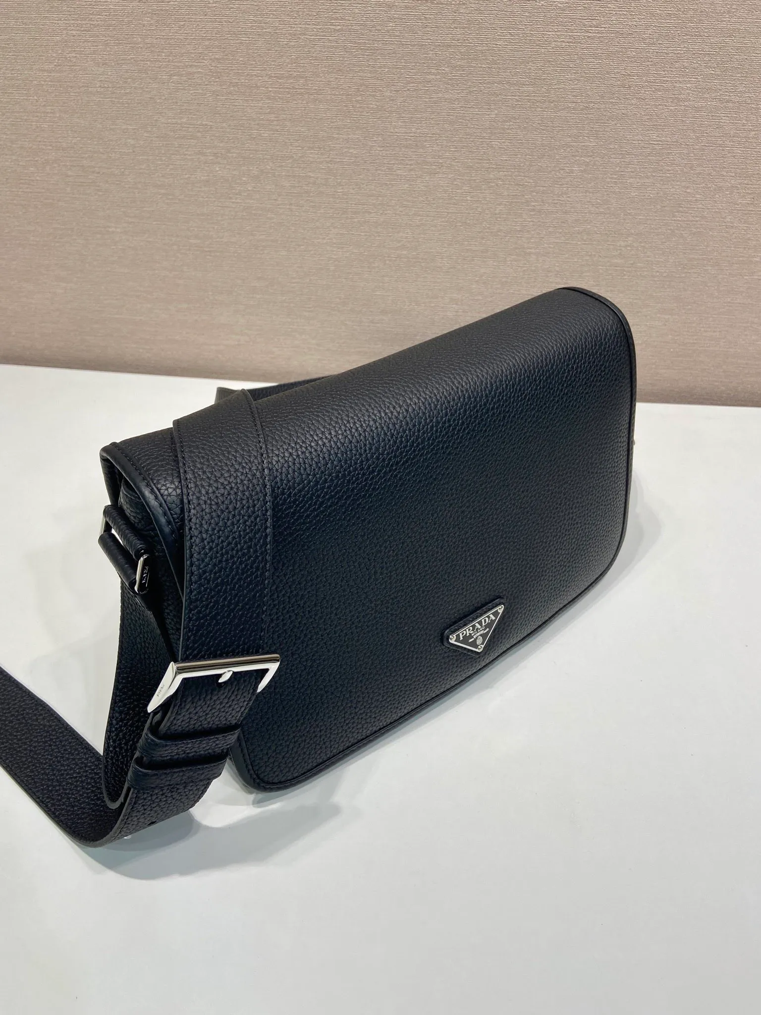 💰1800🎉New Messenger Bag🎉2VD075🎉🎉 Featuring a sleek design, this sophisticated and versatile shoulder bag is made of soft cow leather with a natural-touch finish. Smooth details emphasize the simple silhouette, adjustable leather shoulder straps, magnetic buckle flip design, the upper body effect is fashionable and grand, handsome guys, it is worth owning, get it now 🎉Length 30x Height 20x Bottom 9cm🎉🎉🎉💰💰💰
