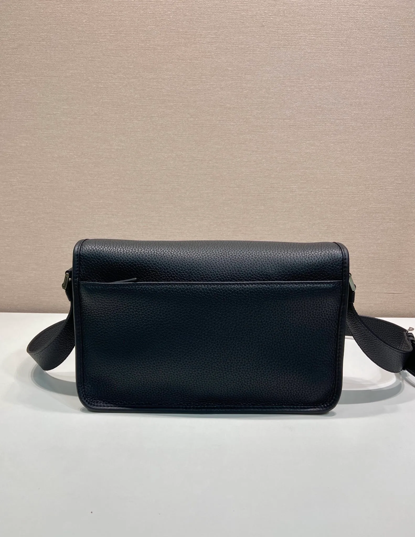 💰1800🎉New Messenger Bag🎉2VD075🎉🎉 Featuring a sleek design, this sophisticated and versatile shoulder bag is made of soft cow leather with a natural-touch finish. Smooth details emphasize the simple silhouette, adjustable leather shoulder straps, magnetic buckle flip design, the upper body effect is fashionable and grand, handsome guys, it is worth owning, get it now 🎉Length 30x Height 20x Bottom 9cm🎉🎉🎉💰💰💰