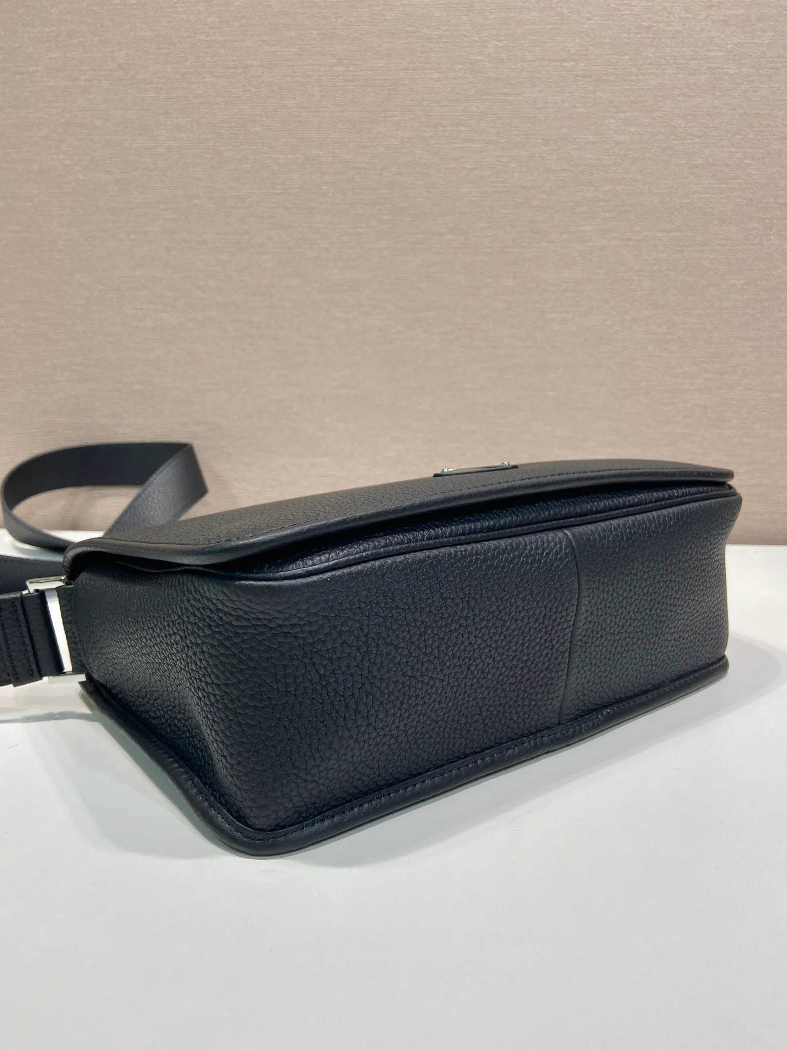 💰1800🎉New Messenger Bag🎉2VD075🎉🎉 Featuring a sleek design, this sophisticated and versatile shoulder bag is made of soft cow leather with a natural-touch finish. Smooth details emphasize the simple silhouette, adjustable leather shoulder straps, magnetic buckle flip design, the upper body effect is fashionable and grand, handsome guys, it is worth owning, get it now 🎉Length 30x Height 20x Bottom 9cm🎉🎉🎉💰💰💰