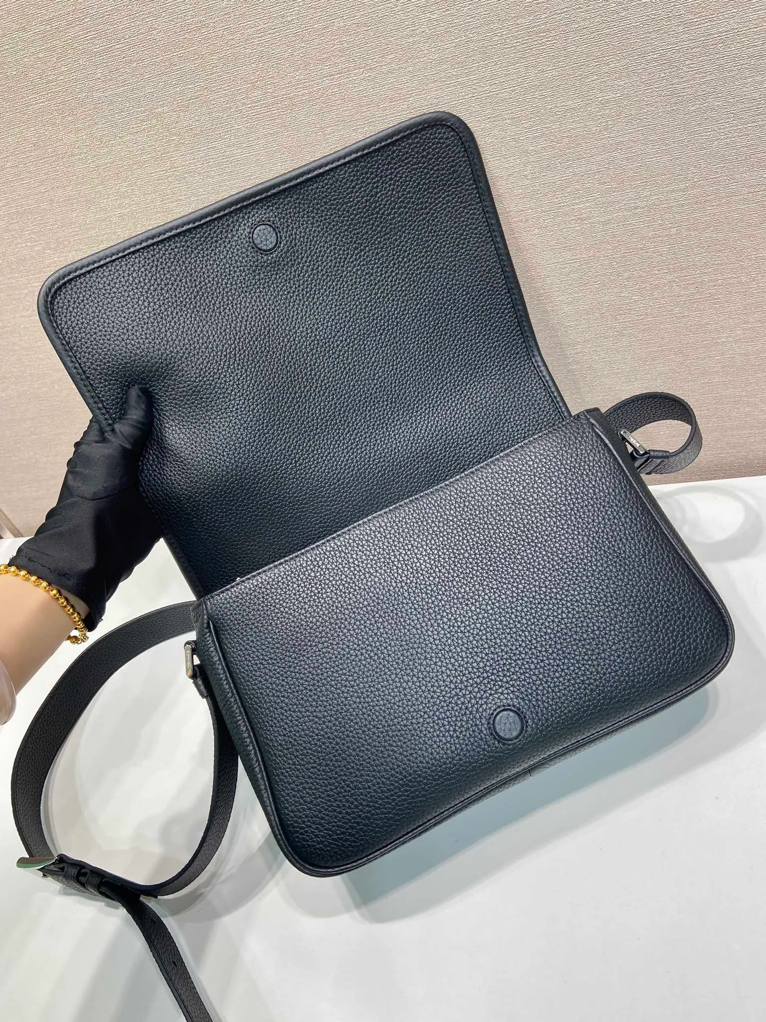 💰1800🎉New Messenger Bag🎉2VD075🎉🎉 Featuring a sleek design, this sophisticated and versatile shoulder bag is made of soft cow leather with a natural-touch finish. Smooth details emphasize the simple silhouette, adjustable leather shoulder straps, magnetic buckle flip design, the upper body effect is fashionable and grand, handsome guys, it is worth owning, get it now 🎉Length 30x Height 20x Bottom 9cm🎉🎉🎉💰💰💰