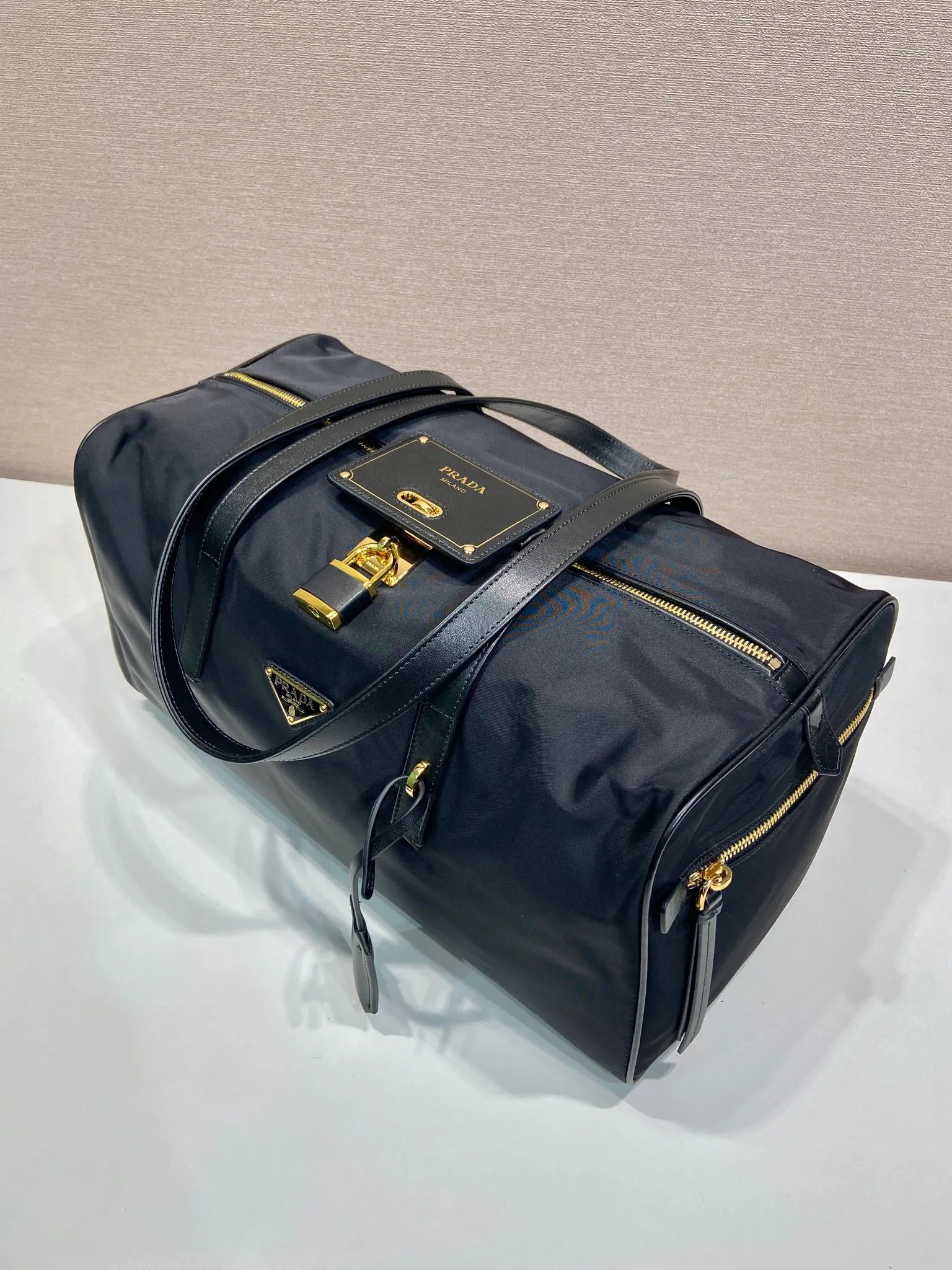 💰1360🎉New travel bag🎉1BB135🎊🎊 This travel bag handbag is decorated with practical details and decorated with leather trim, which perfectly presents the classic design. Inspired by suitcases, this roomy bag is finished with a classic padlock. Zippered pockets on the left and right sides. It has a large capacity, is lightweight and practical, and is suitable for both men and women. It is also a popular style that will never go out of style. Get it now😘😘 Length 40x Height 21x Bottom 20cm🎉🎉🎉💰💰💰💰