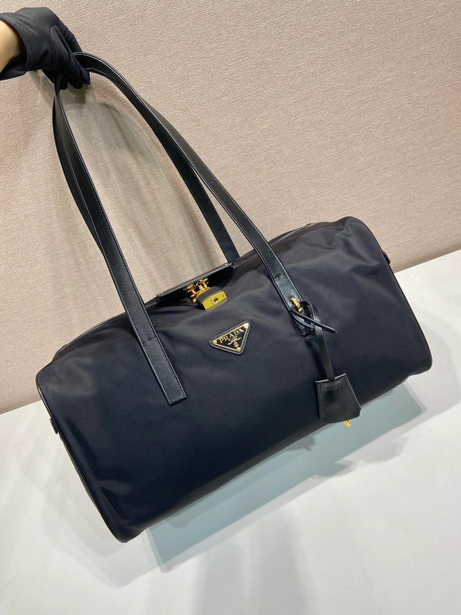 💰1360🎉New travel bag🎉1BB135🎊🎊 This travel bag handbag is decorated with practical details and decorated with leather trim, which perfectly presents the classic design. Inspired by suitcases, this roomy bag is finished with a classic padlock. Zippered pockets on the left and right sides. It has a large capacity, is lightweight and practical, and is suitable for both men and women. It is also a popular style that will never go out of style. Get it now😘😘 Length 40x Height 21x Bottom 20cm🎉🎉🎉💰💰💰💰