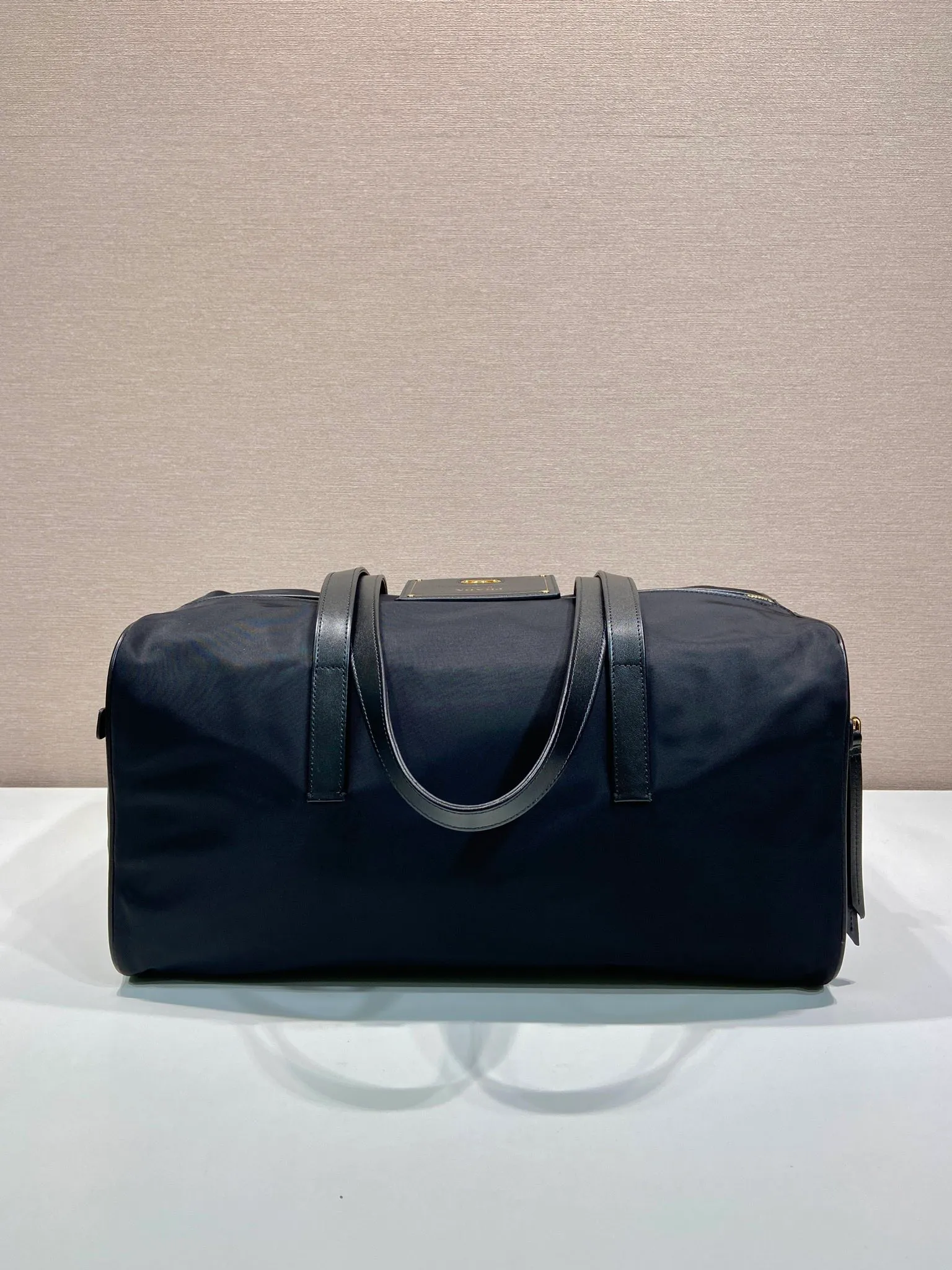 💰1360🎉New travel bag🎉1BB135🎊🎊 This travel bag handbag is decorated with practical details and decorated with leather trim, which perfectly presents the classic design. Inspired by suitcases, this roomy bag is finished with a classic padlock. Zippered pockets on the left and right sides. It has a large capacity, is lightweight and practical, and is suitable for both men and women. It is also a popular style that will never go out of style. Get it now😘😘 Length 40x Height 21x Bottom 20cm🎉🎉🎉💰💰💰💰