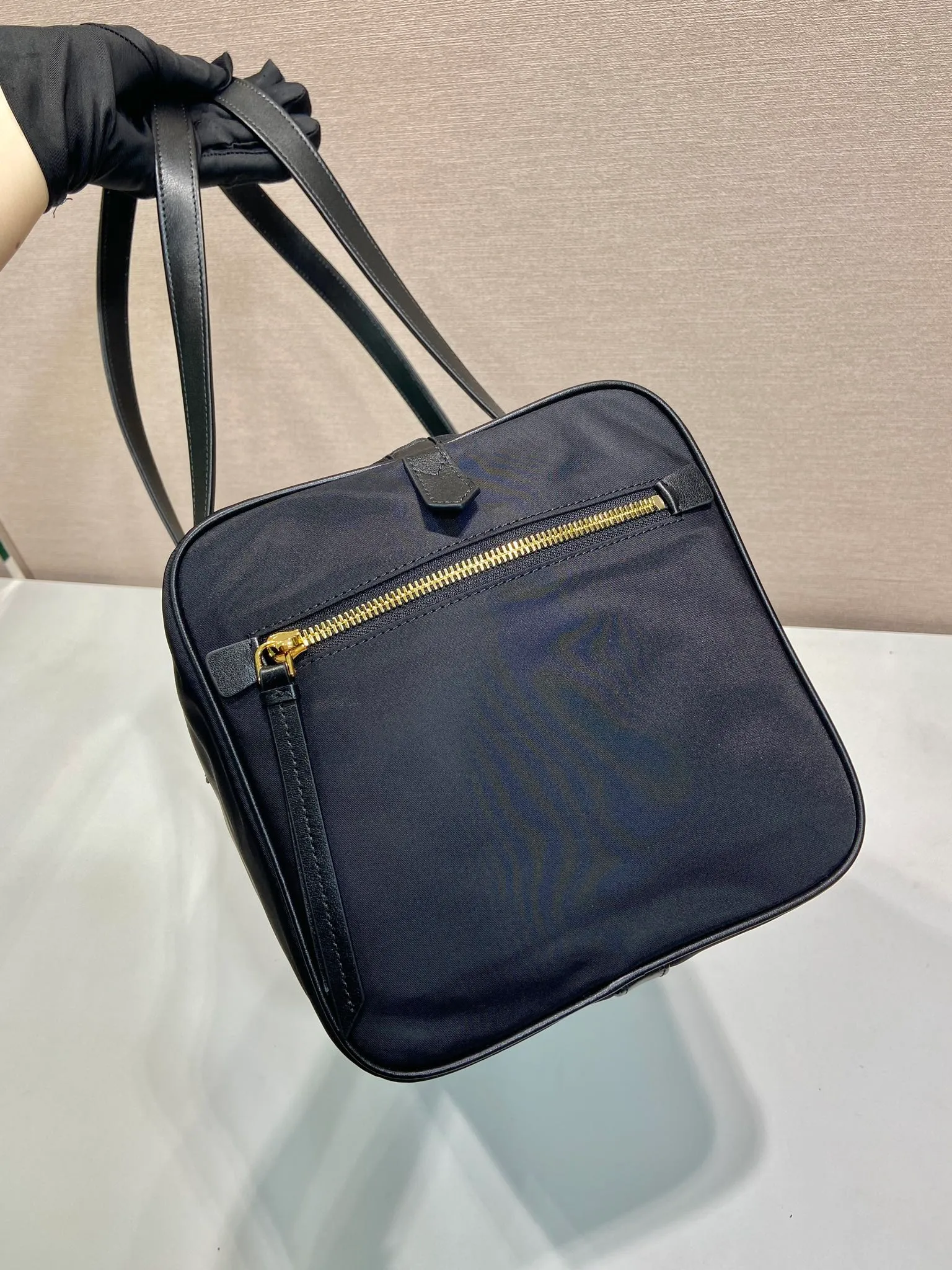 💰1360🎉New travel bag🎉1BB135🎊🎊 This travel bag handbag is decorated with practical details and decorated with leather trim, which perfectly presents the classic design. Inspired by suitcases, this roomy bag is finished with a classic padlock. Zippered pockets on the left and right sides. It has a large capacity, is lightweight and practical, and is suitable for both men and women. It is also a popular style that will never go out of style. Get it now😘😘 Length 40x Height 21x Bottom 20cm🎉🎉🎉💰💰💰💰