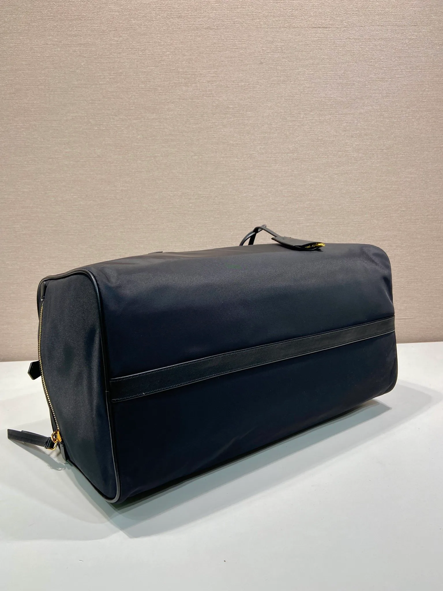 💰1360🎉New travel bag🎉1BB135🎊🎊 This travel bag handbag is decorated with practical details and decorated with leather trim, which perfectly presents the classic design. Inspired by suitcases, this roomy bag is finished with a classic padlock. Zippered pockets on the left and right sides. It has a large capacity, is lightweight and practical, and is suitable for both men and women. It is also a popular style that will never go out of style. Get it now😘😘 Length 40x Height 21x Bottom 20cm🎉🎉🎉💰💰💰💰