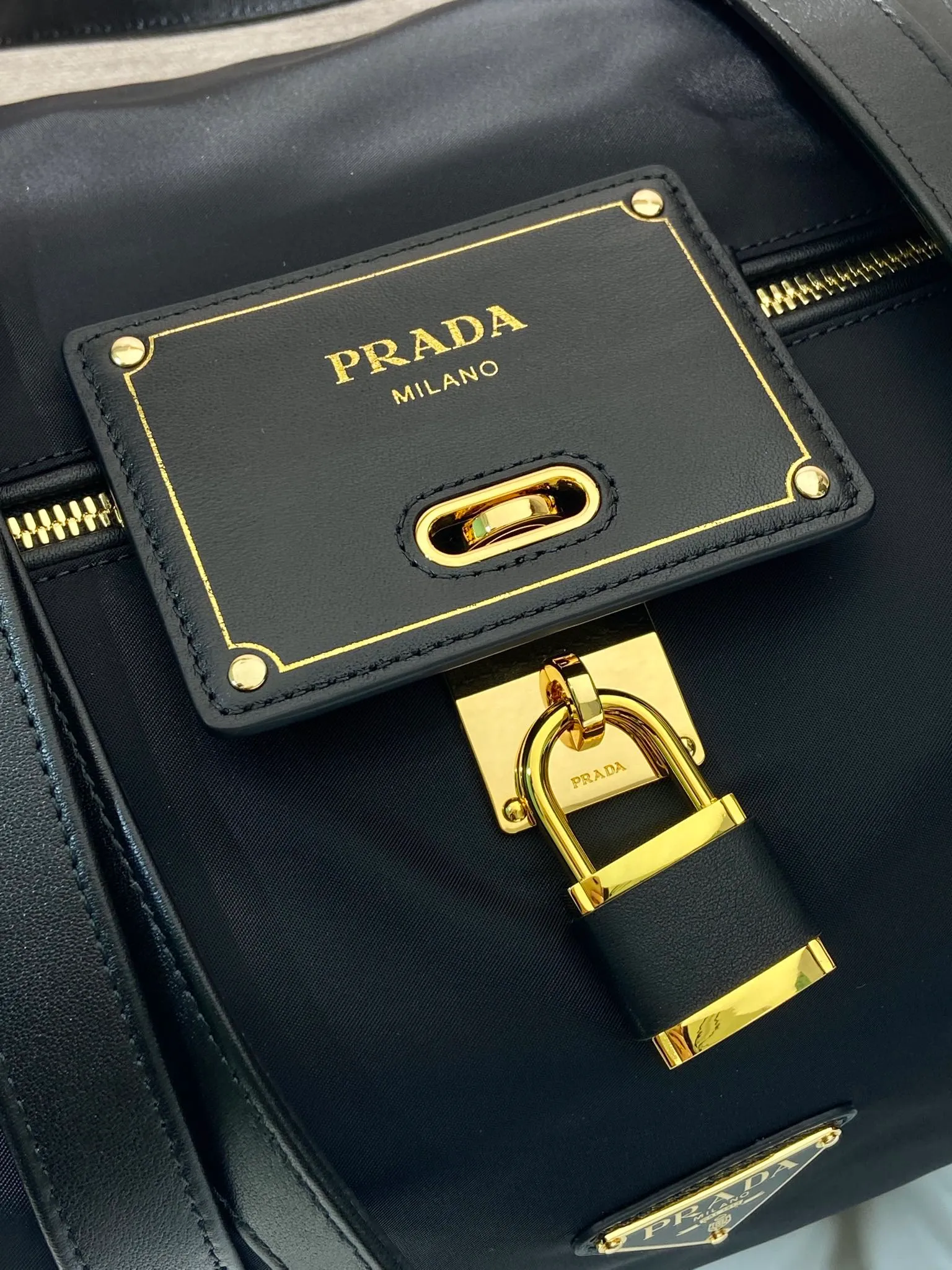 💰1360🎉New travel bag🎉1BB135🎊🎊 This travel bag handbag is decorated with practical details and decorated with leather trim, which perfectly presents the classic design. Inspired by suitcases, this roomy bag is finished with a classic padlock. Zippered pockets on the left and right sides. It has a large capacity, is lightweight and practical, and is suitable for both men and women. It is also a popular style that will never go out of style. Get it now😘😘 Length 40x Height 21x Bottom 20cm🎉🎉🎉💰💰💰💰