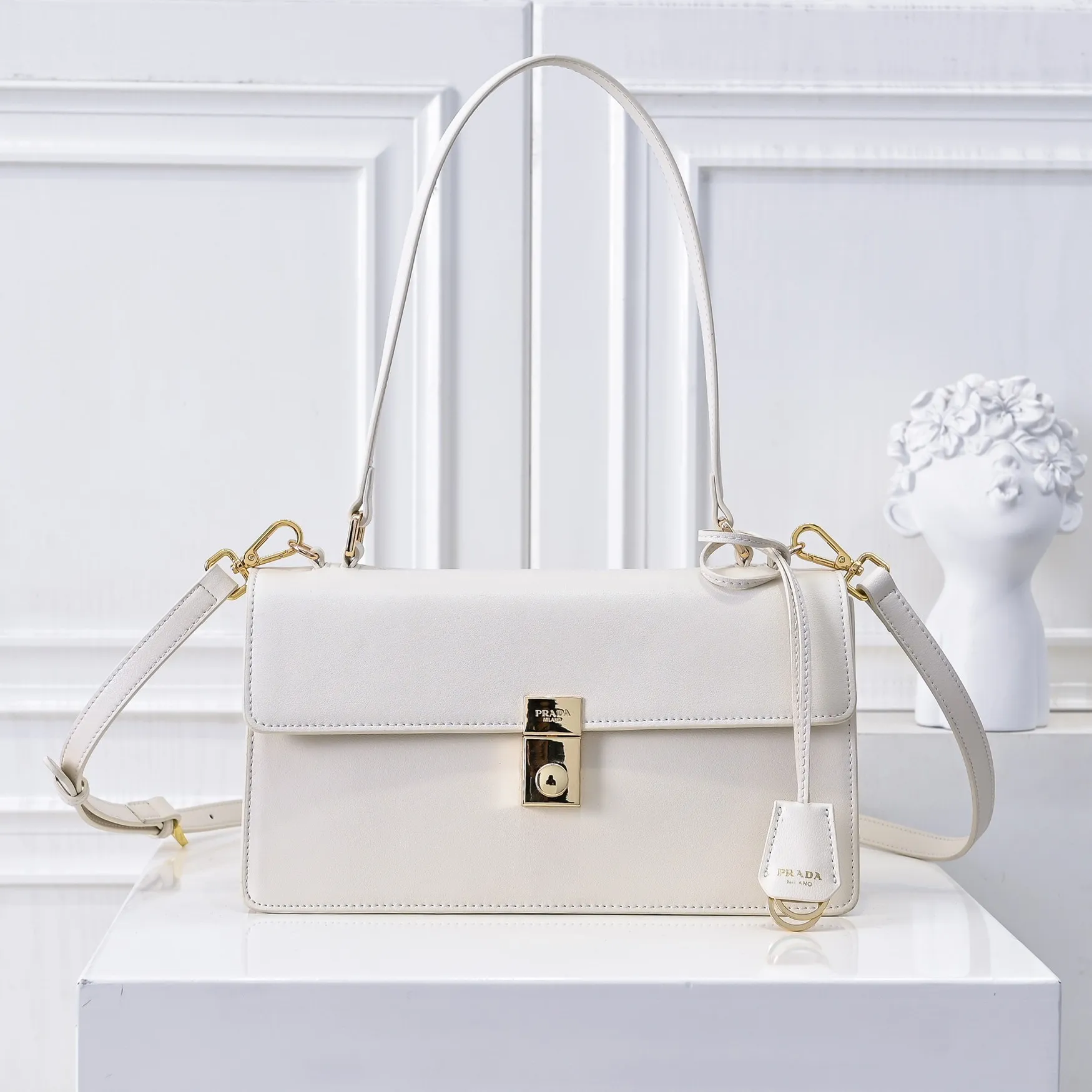 💰480￥✨New product launch✨2025 PRADA new series of Soft Sound handbags in early spring imported plain cowhide. Carefully crafted from imported cowhide. Accordion-style double compartment design with new logo and logo lock snap closure. Interpretation of unique and interesting style. The overall style of the bag is punk, cool and practical. Fashion and retro style are combined. The inner compartment capacity is also great. A new fashion trend-setter that combines retro fashion and practicality😘 Size: 28-16-10cm Material: Plain cowhide Style number: 7042