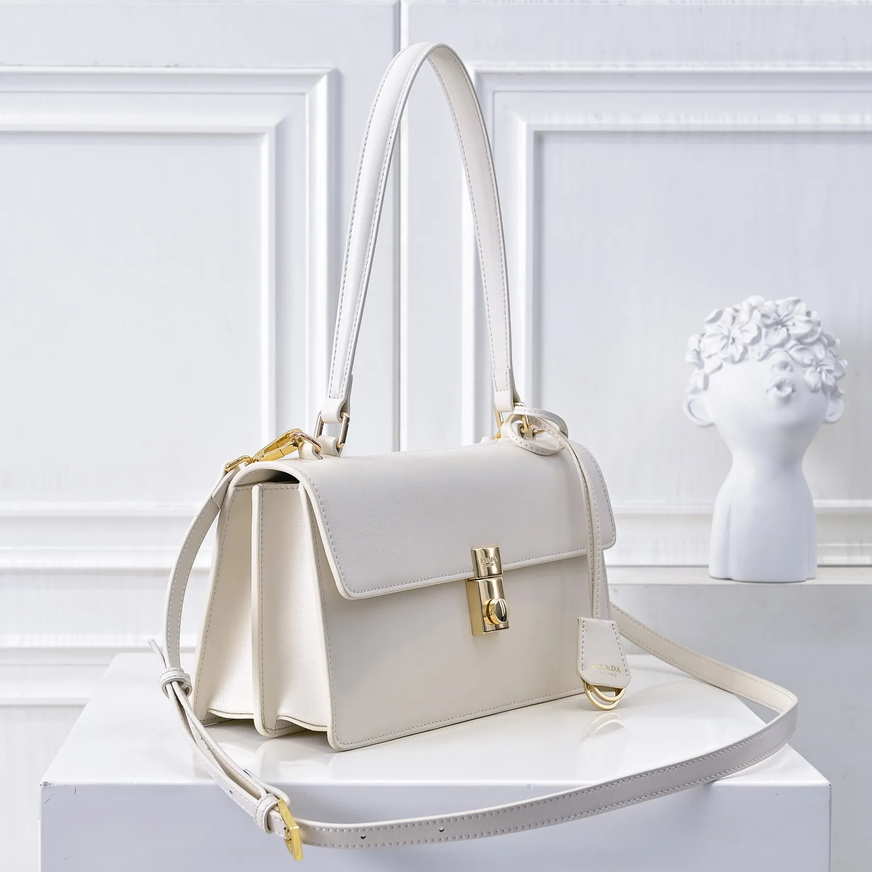 💰480￥✨New product launch✨2025 PRADA new series of Soft Sound handbags in early spring imported plain cowhide. Carefully crafted from imported cowhide. Accordion-style double compartment design with new logo and logo lock snap closure. Interpretation of unique and interesting style. The overall style of the bag is punk, cool and practical. Fashion and retro style are combined. The inner compartment capacity is also great. A new fashion trend-setter that combines retro fashion and practicality😘 Size: 28-16-10cm Material: Plain cowhide Style number: 7042