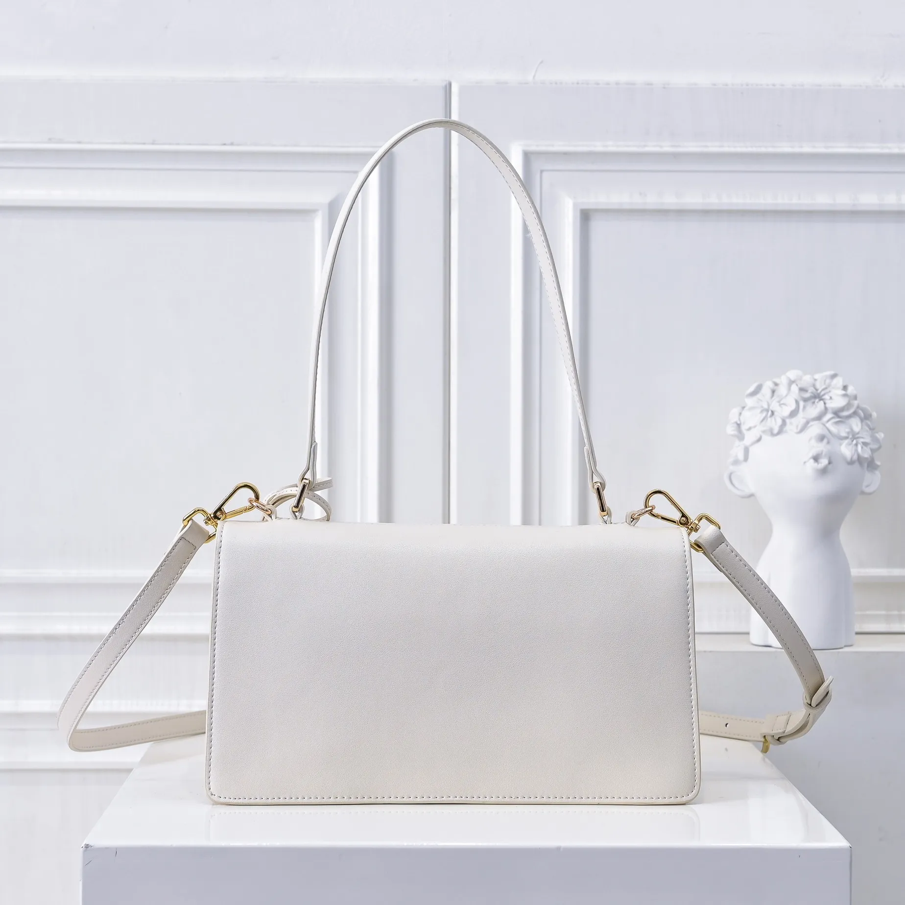 💰480￥✨New product launch✨2025 PRADA new series of Soft Sound handbags in early spring imported plain cowhide. Carefully crafted from imported cowhide. Accordion-style double compartment design with new logo and logo lock snap closure. Interpretation of unique and interesting style. The overall style of the bag is punk, cool and practical. Fashion and retro style are combined. The inner compartment capacity is also great. A new fashion trend-setter that combines retro fashion and practicality😘 Size: 28-16-10cm Material: Plain cowhide Style number: 7042