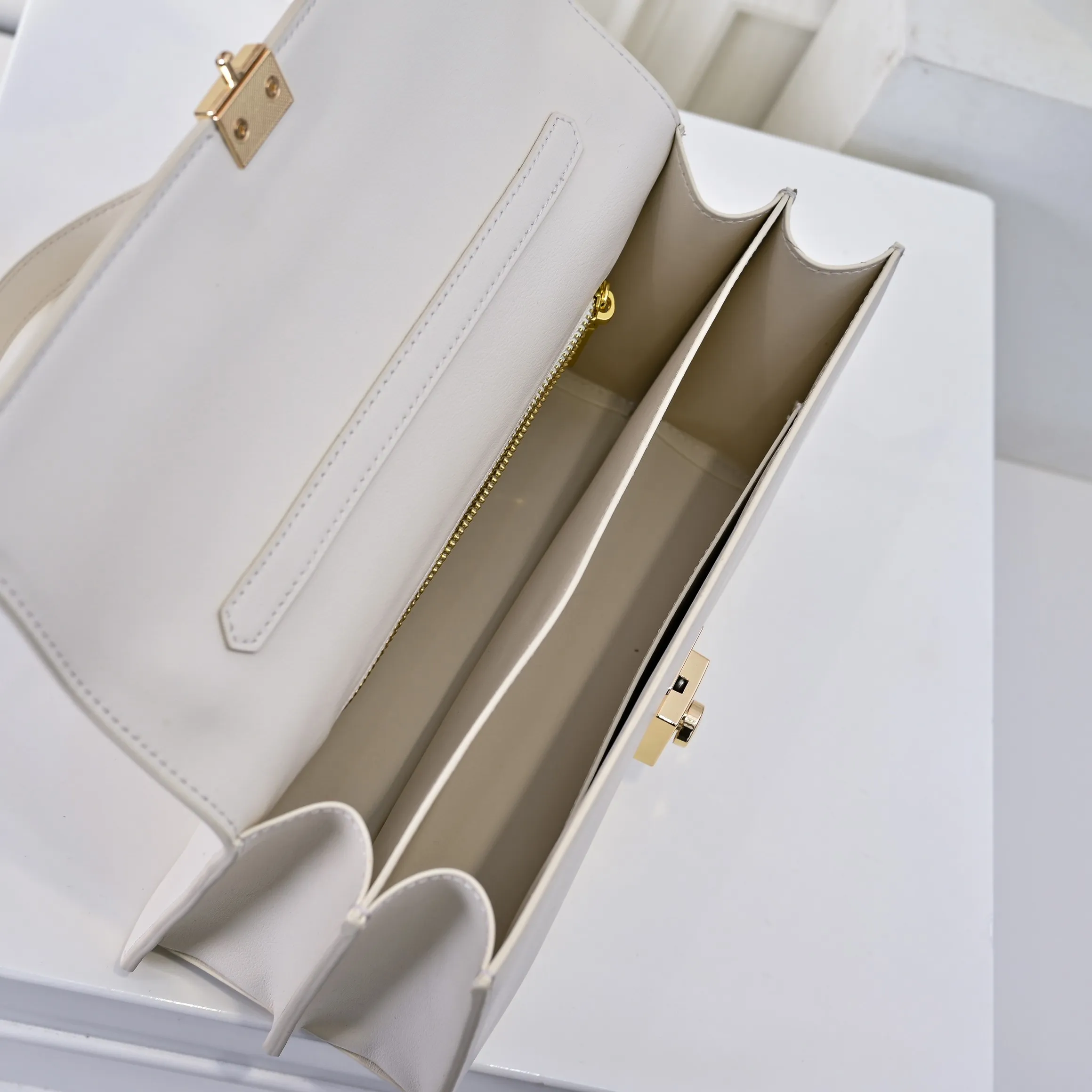 💰480￥✨New product launch✨2025 PRADA new series of Soft Sound handbags in early spring imported plain cowhide. Carefully crafted from imported cowhide. Accordion-style double compartment design with new logo and logo lock snap closure. Interpretation of unique and interesting style. The overall style of the bag is punk, cool and practical. Fashion and retro style are combined. The inner compartment capacity is also great. A new fashion trend-setter that combines retro fashion and practicality😘 Size: 28-16-10cm Material: Plain cowhide Style number: 7042