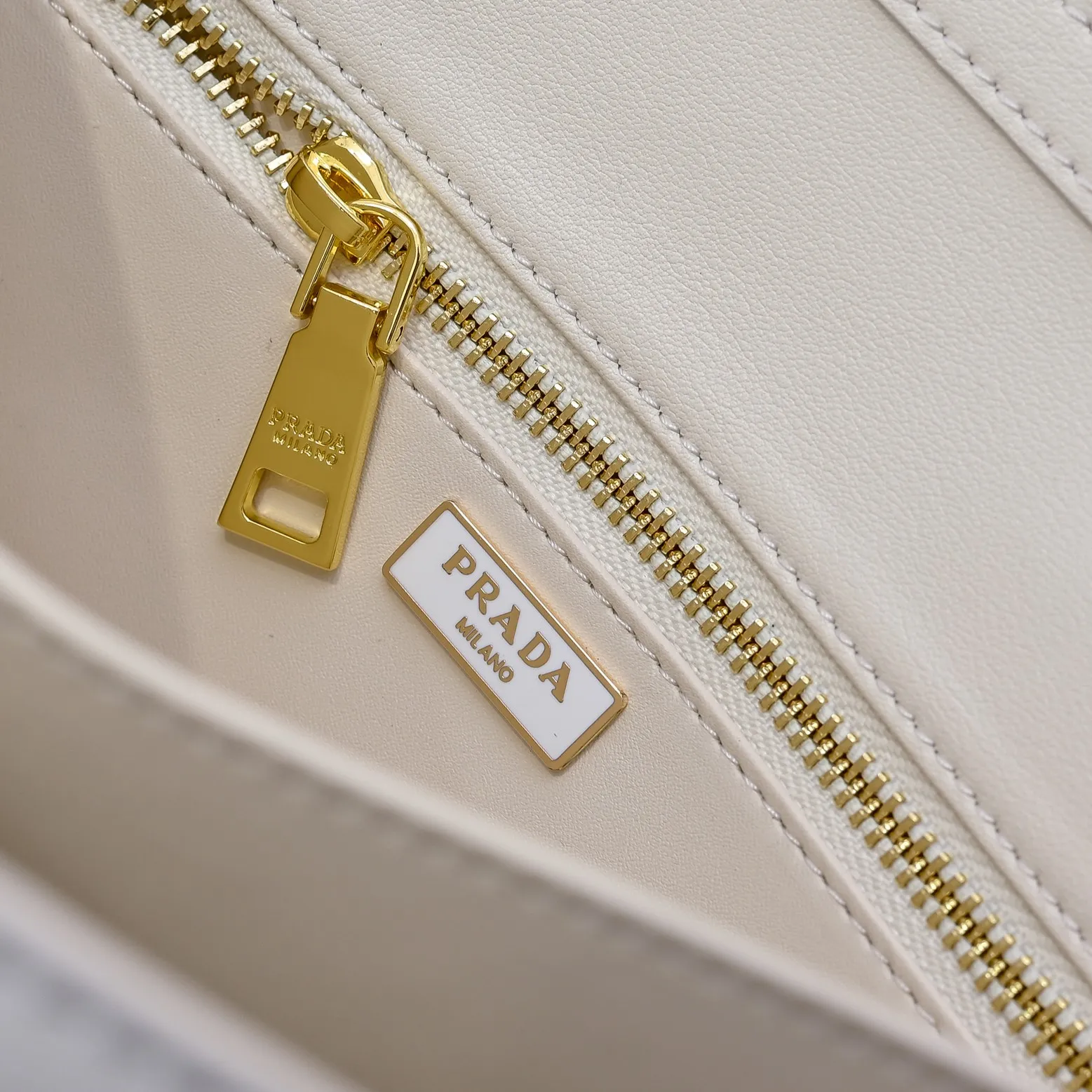 💰480￥✨New product launch✨2025 PRADA new series of Soft Sound handbags in early spring imported plain cowhide. Carefully crafted from imported cowhide. Accordion-style double compartment design with new logo and logo lock snap closure. Interpretation of unique and interesting style. The overall style of the bag is punk, cool and practical. Fashion and retro style are combined. The inner compartment capacity is also great. A new fashion trend-setter that combines retro fashion and practicality😘 Size: 28-16-10cm Material: Plain cowhide Style number: 7042