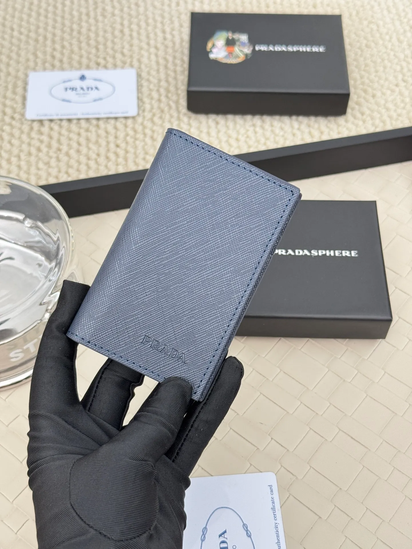 💰120 prada cross pattern unisex card holder, can be placed in pockets, bags, and can be held in hand, made of cross pattern imported calfskin, pocket card holder, can hold change, 6 card slots, simple and elegant fashion trend. Model 2MC101, color as shown in the picture, size 11×7cm,