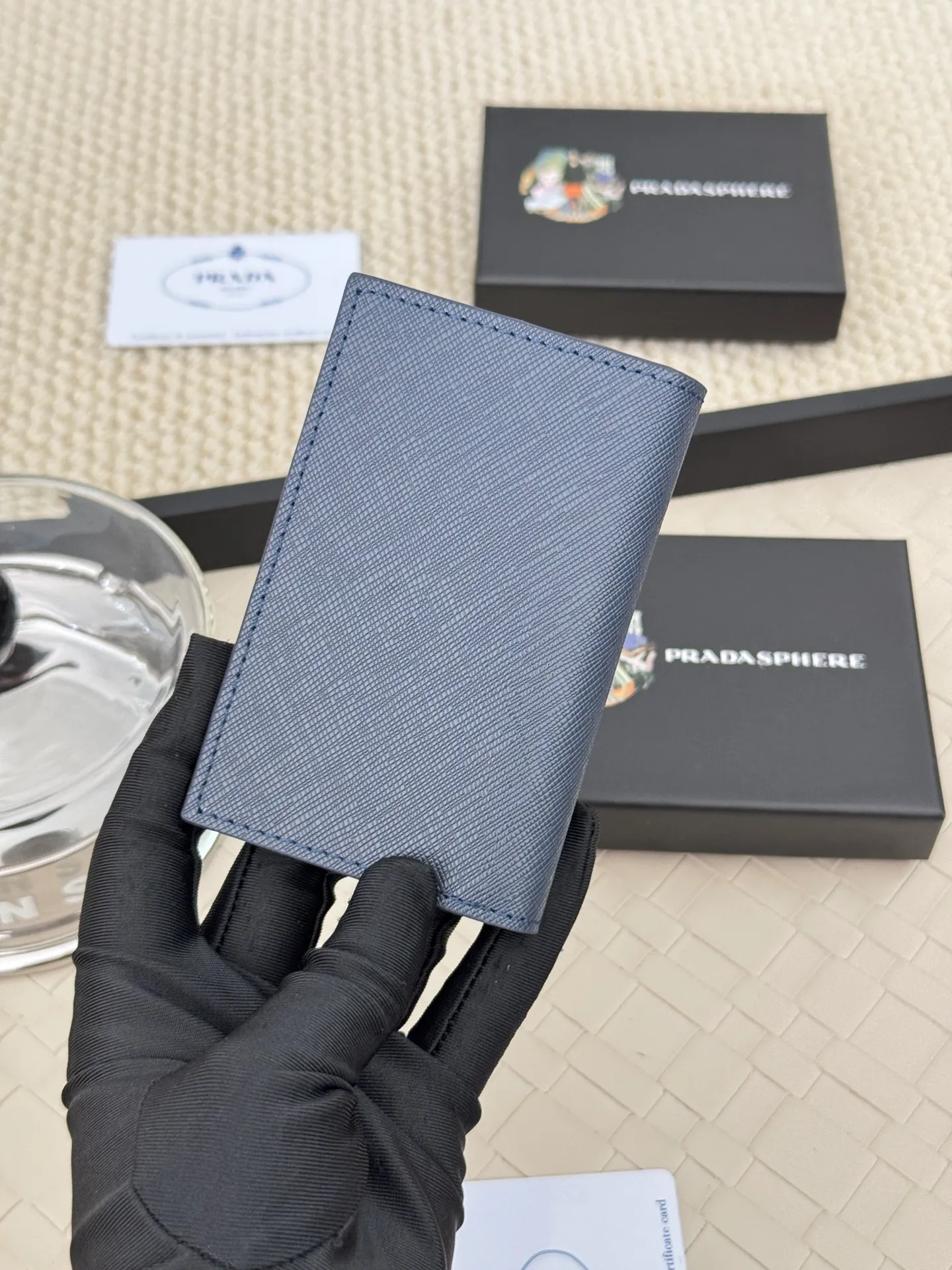 💰120 prada cross pattern unisex card holder, can be placed in pockets, bags, and can be held in hand, made of cross pattern imported calfskin, pocket card holder, can hold change, 6 card slots, simple and elegant fashion trend. Model 2MC101, color as shown in the picture, size 11×7cm,