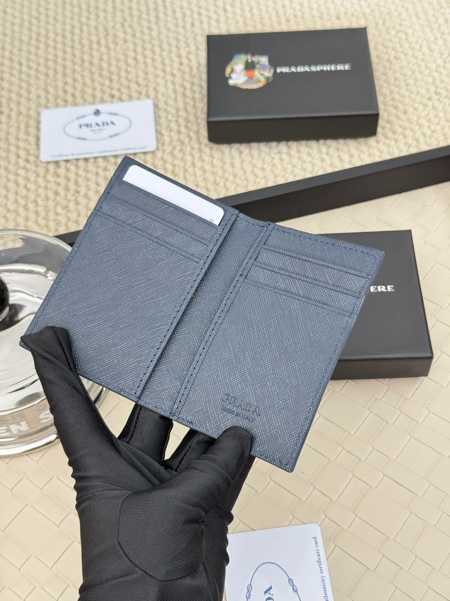💰120 prada cross pattern unisex card holder, can be placed in pockets, bags, and can be held in hand, made of cross pattern imported calfskin, pocket card holder, can hold change, 6 card slots, simple and elegant fashion trend. Model 2MC101, color as shown in the picture, size 11×7cm,