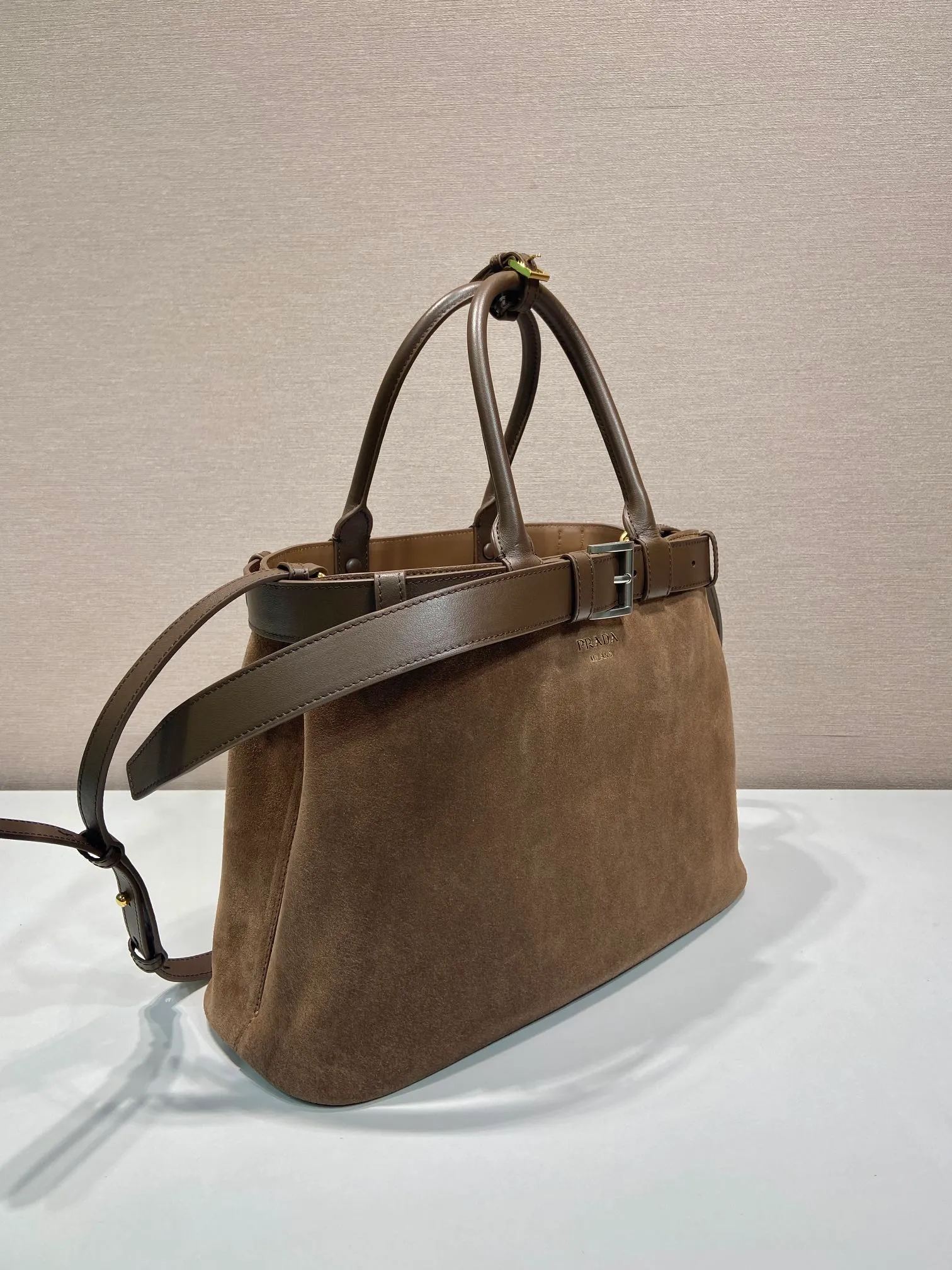 💰1900🎉New women's bag🎉1BA416 large suede leather🎉🎉 This handheld women's bag is made of imported suede (grinded leather) with imported sheepskin lining. Simple lines and exquisite elements are intertwined, interpreting the design aesthetics of both elegance and functionality. It not only embodies the modern and simple style, but also comes with replaceable straps and detachable and adjustable long shoulder straps, adding a unique personality embellishment to the entire look. Modern and versatile. Babies who like it, hurry up and get it🎉🎉🎉 Length 37.5x Height 27.5x Bottom 14cm🎉🎉🎉👏👏👏