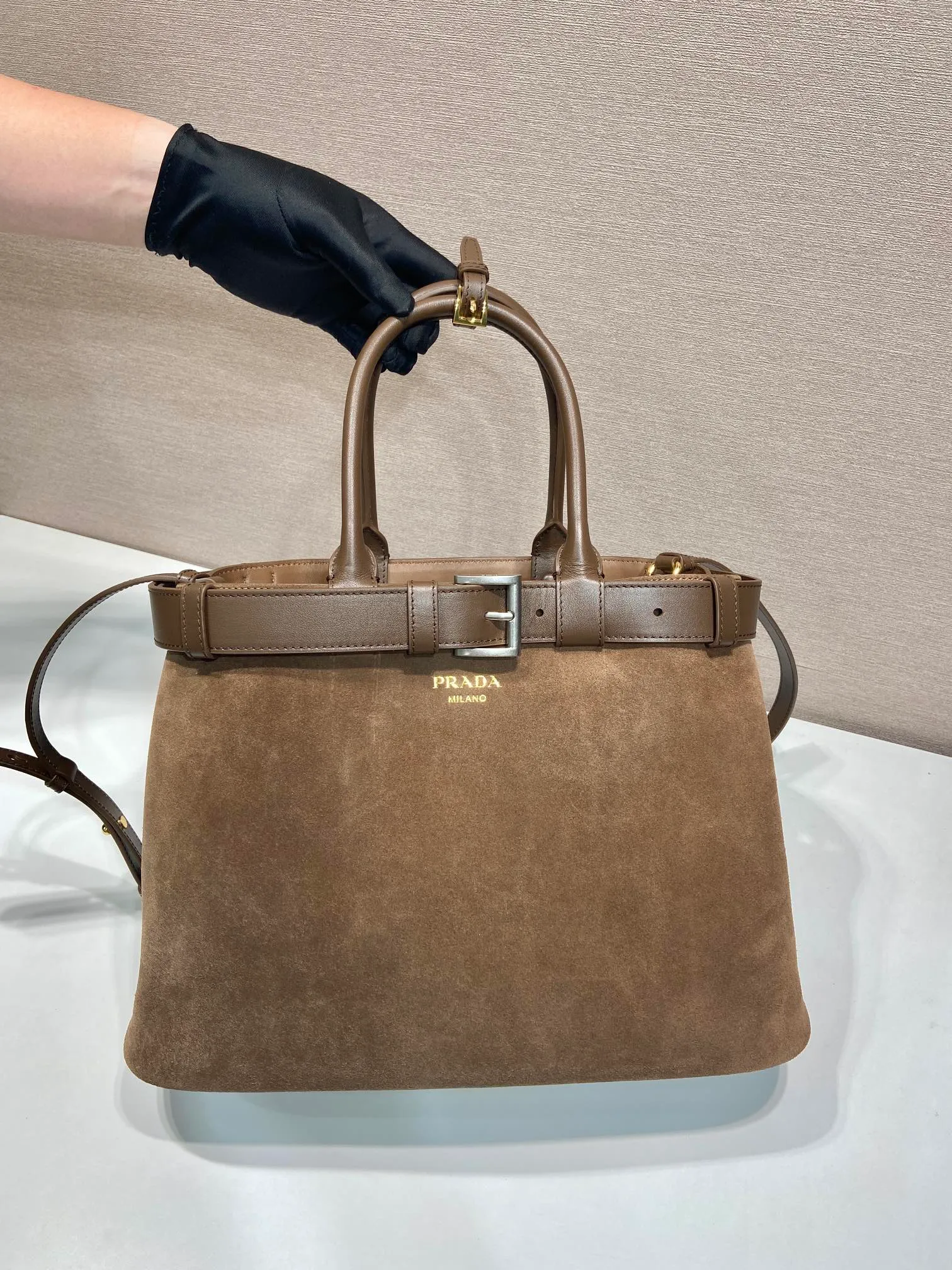 💰1900🎉New women's bag🎉1BA416 large suede leather🎉🎉 This handheld women's bag is made of imported suede (grinded leather) with imported sheepskin lining. Simple lines and exquisite elements are intertwined, interpreting the design aesthetics of both elegance and functionality. It not only embodies the modern and simple style, but also comes with replaceable straps and detachable and adjustable long shoulder straps, adding a unique personality embellishment to the entire look. Modern and versatile. Babies who like it, hurry up and get it🎉🎉🎉 Length 37.5x Height 27.5x Bottom 14cm🎉🎉🎉👏👏👏