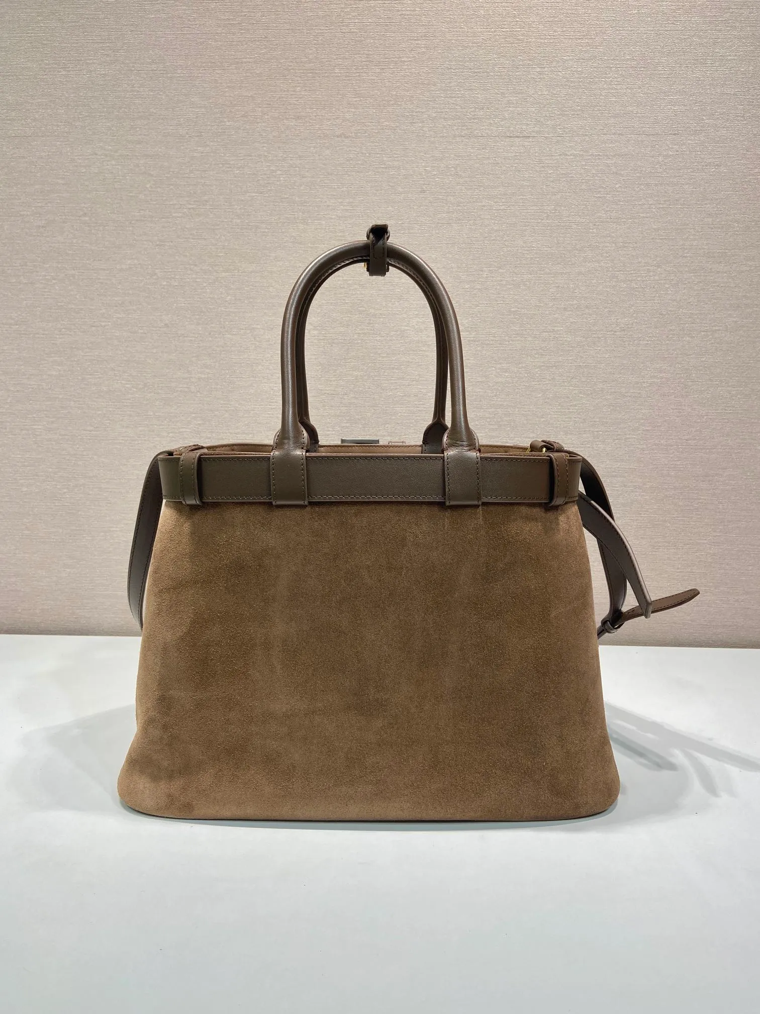 💰1900🎉New women's bag🎉1BA416 large suede leather🎉🎉 This handheld women's bag is made of imported suede (grinded leather) with imported sheepskin lining. Simple lines and exquisite elements are intertwined, interpreting the design aesthetics of both elegance and functionality. It not only embodies the modern and simple style, but also comes with replaceable straps and detachable and adjustable long shoulder straps, adding a unique personality embellishment to the entire look. Modern and versatile. Babies who like it, hurry up and get it🎉🎉🎉 Length 37.5x Height 27.5x Bottom 14cm🎉🎉🎉👏👏👏
