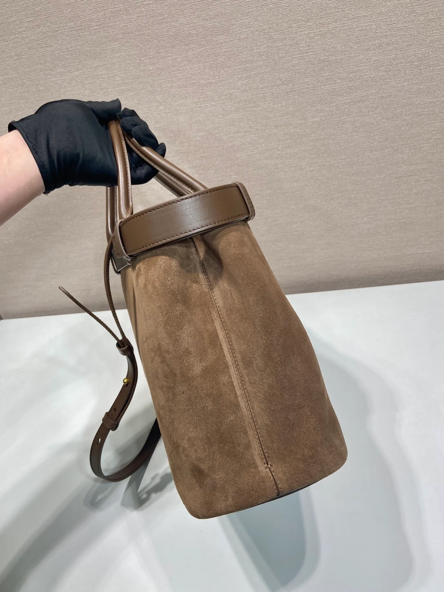 💰1900🎉New women's bag🎉1BA416 large suede leather🎉🎉 This handheld women's bag is made of imported suede (grinded leather) with imported sheepskin lining. Simple lines and exquisite elements are intertwined, interpreting the design aesthetics of both elegance and functionality. It not only embodies the modern and simple style, but also comes with replaceable straps and detachable and adjustable long shoulder straps, adding a unique personality embellishment to the entire look. Modern and versatile. Babies who like it, hurry up and get it🎉🎉🎉 Length 37.5x Height 27.5x Bottom 14cm🎉🎉🎉👏👏👏