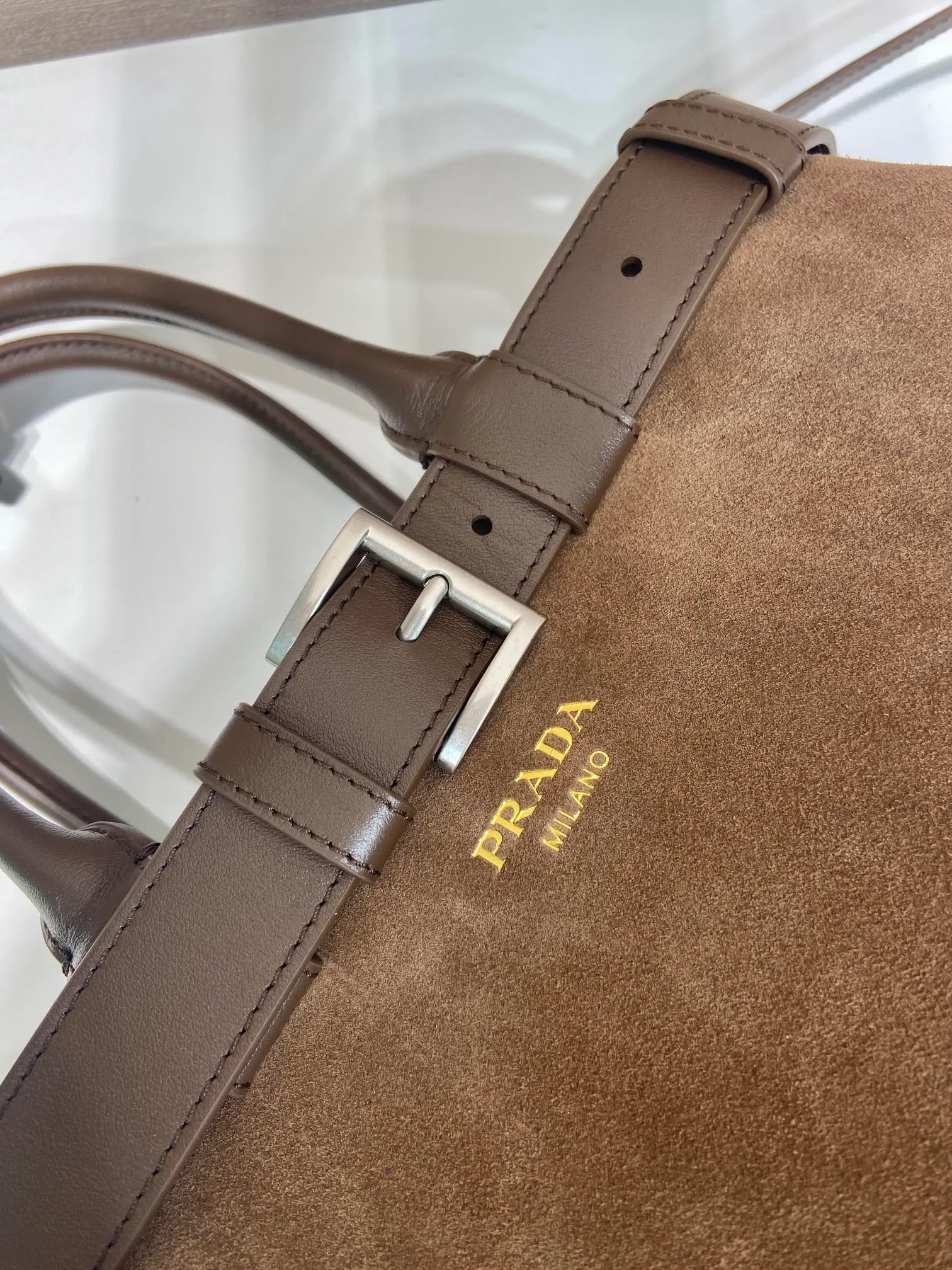 💰1900🎉New women's bag🎉1BA416 large suede leather🎉🎉 This handheld women's bag is made of imported suede (grinded leather) with imported sheepskin lining. Simple lines and exquisite elements are intertwined, interpreting the design aesthetics of both elegance and functionality. It not only embodies the modern and simple style, but also comes with replaceable straps and detachable and adjustable long shoulder straps, adding a unique personality embellishment to the entire look. Modern and versatile. Babies who like it, hurry up and get it🎉🎉🎉 Length 37.5x Height 27.5x Bottom 14cm🎉🎉🎉👏👏👏